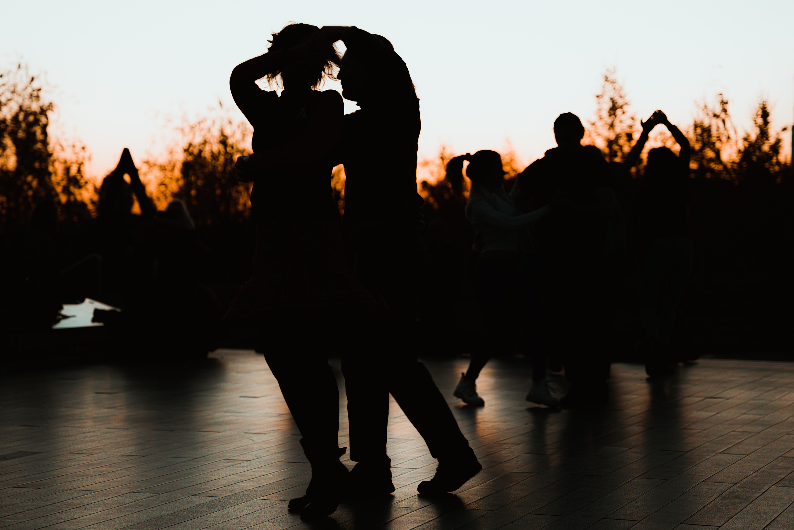 Танцы на закате в парке Зарядье в Москве