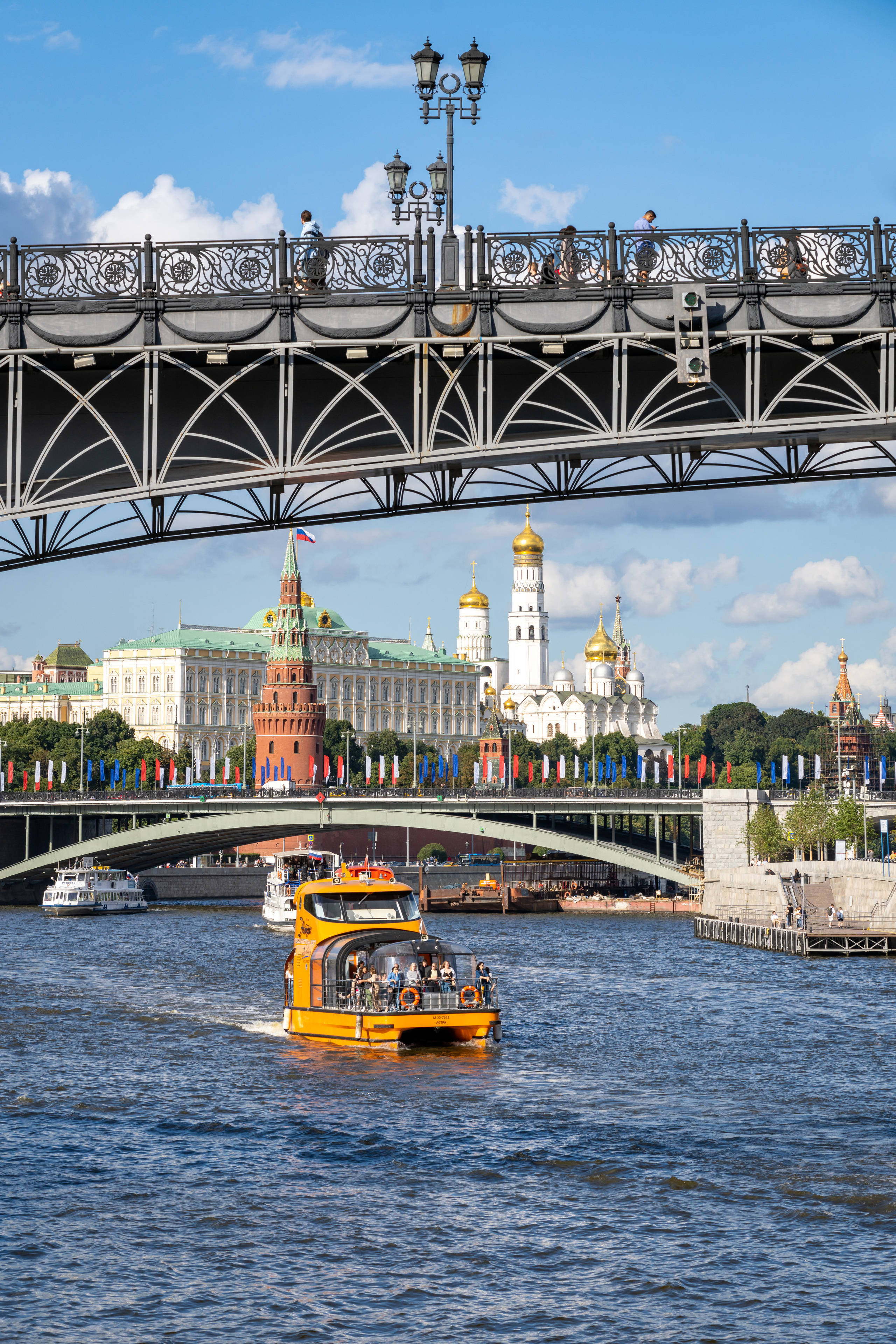 Вид на Кремль из-под Патриаршего моста в Москве