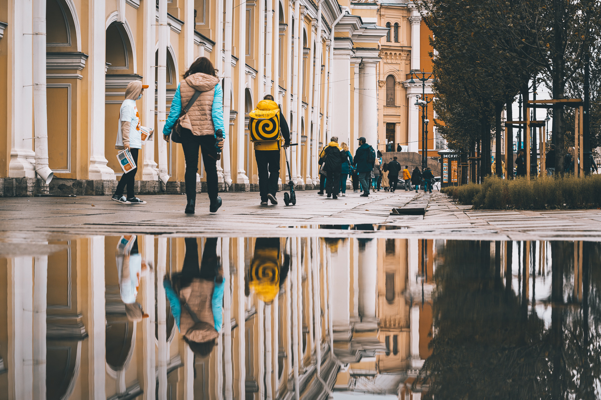 Лужи и отражения на Невском проспекте в Питере