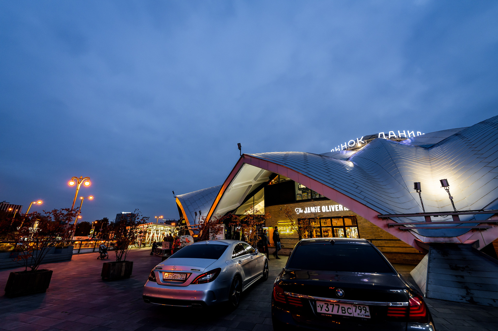 Даниловский рынок ночью в свете огней