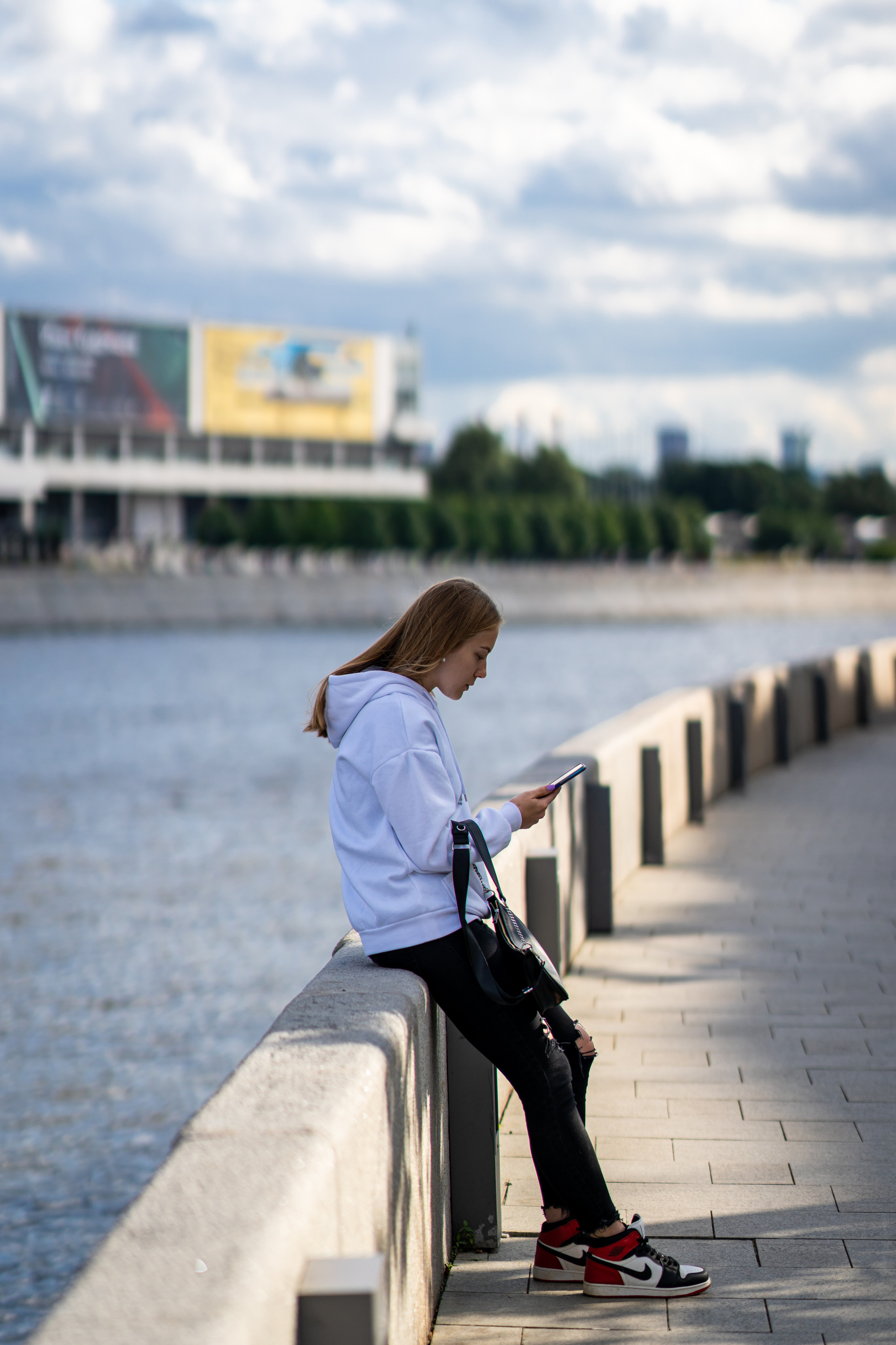 Девушка на Пречистенской набережной в Москве