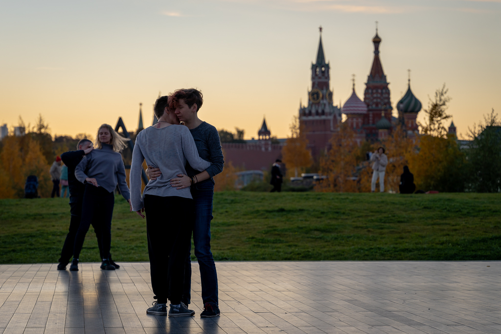 Танцующие в парке Зарядье в Москве