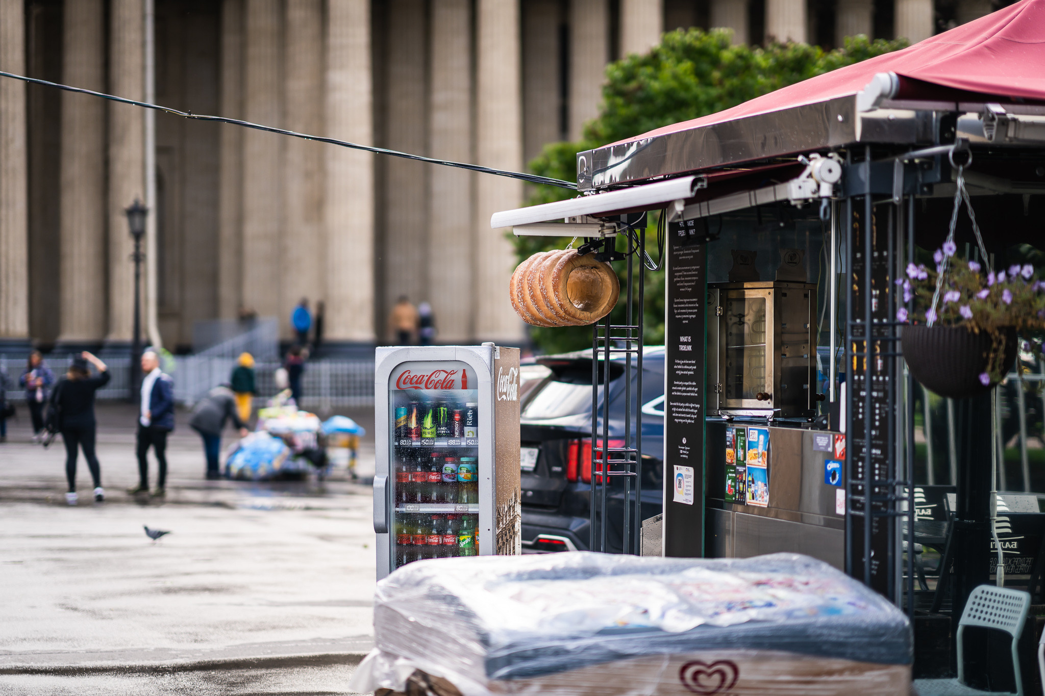 Ларек с булками у Казанского собора в Питере