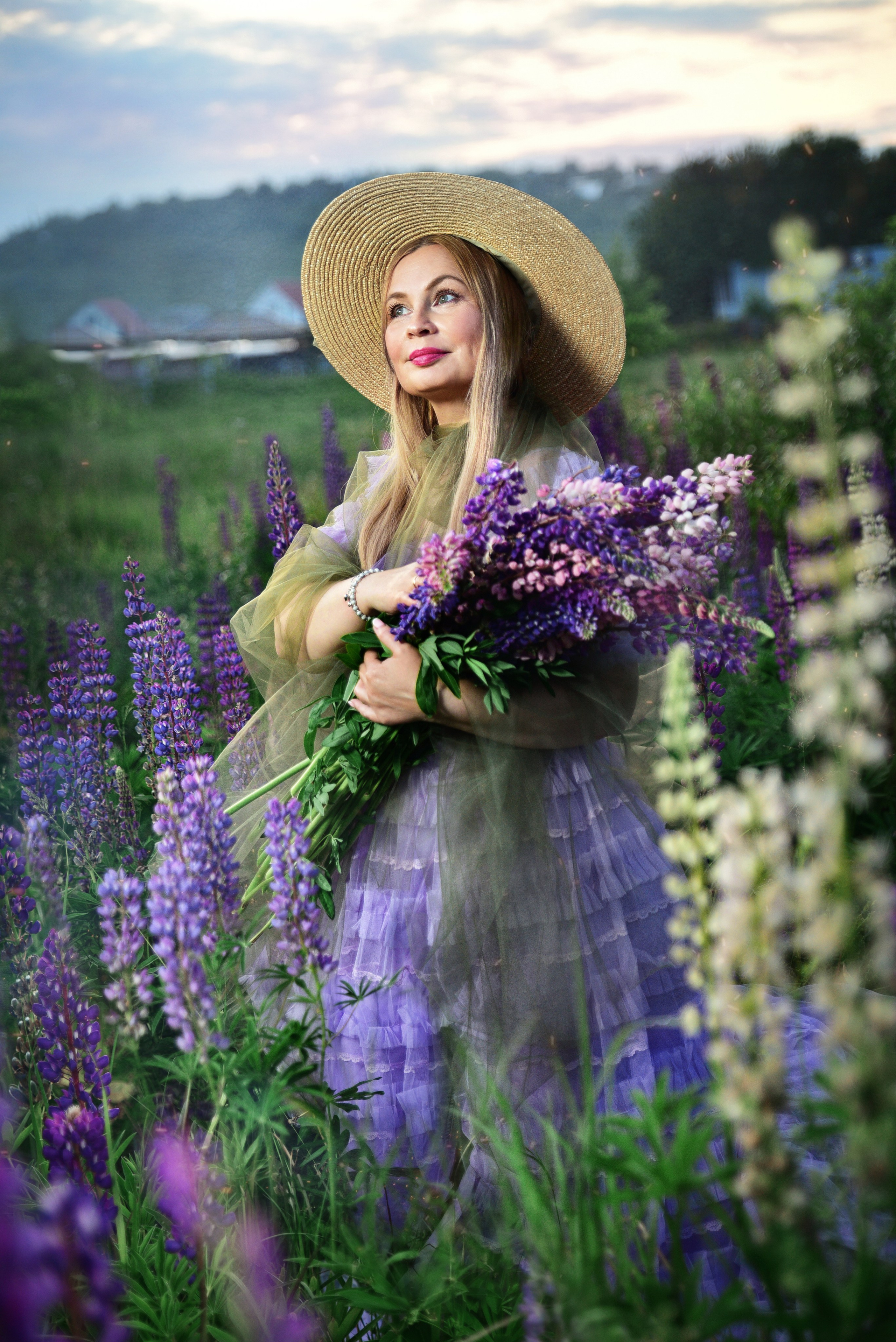 Марина с Алисой в люпинах. 2025. Художественная фотография. Первова Наталья