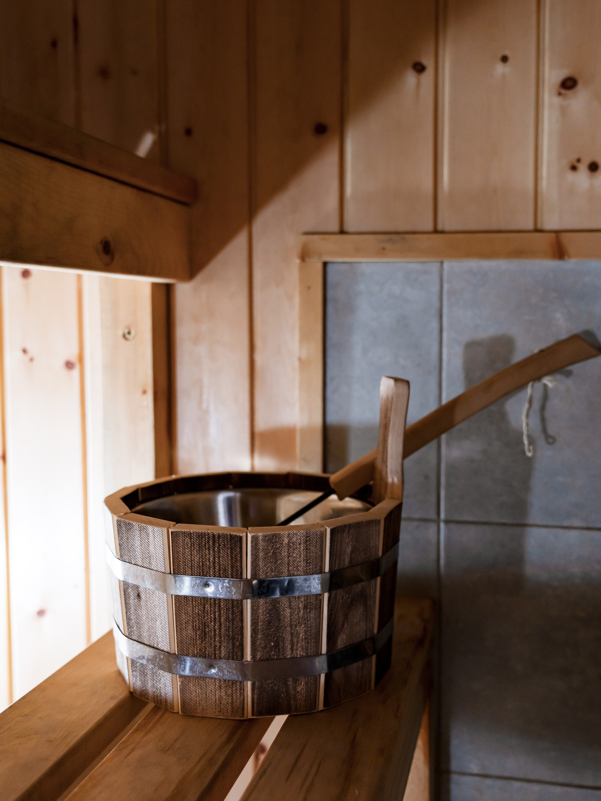 Фотосъемка бани, кухни-столовой для гостевого дома на острове Ольхон. Фотосъемка и видеосъемка недвижимости, интерьерная фотосъемка в г. Иркутске