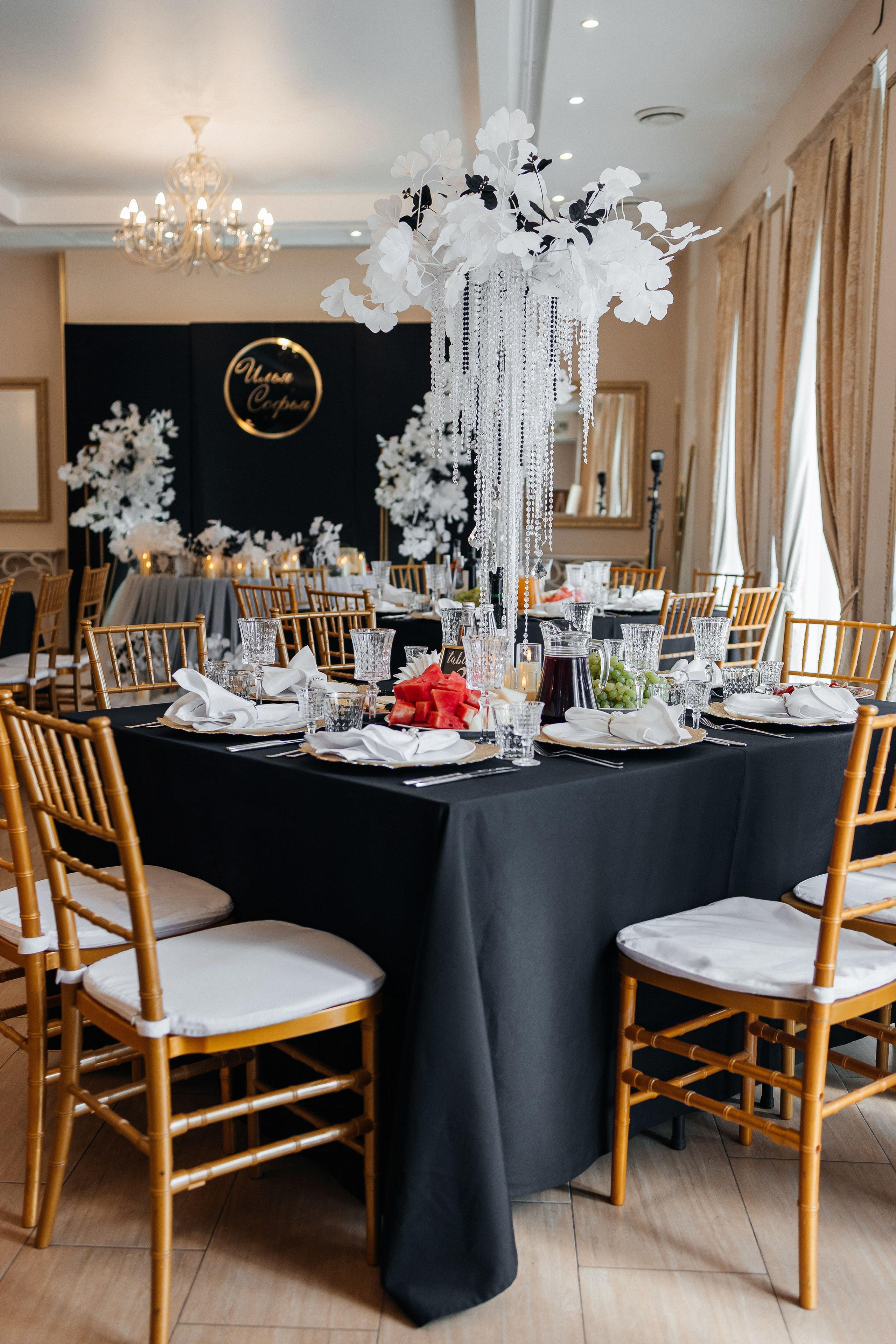 Красивый свадебный ужин в уютном ресторане. Олег Сверчков | Свадебный фотограф Вологда