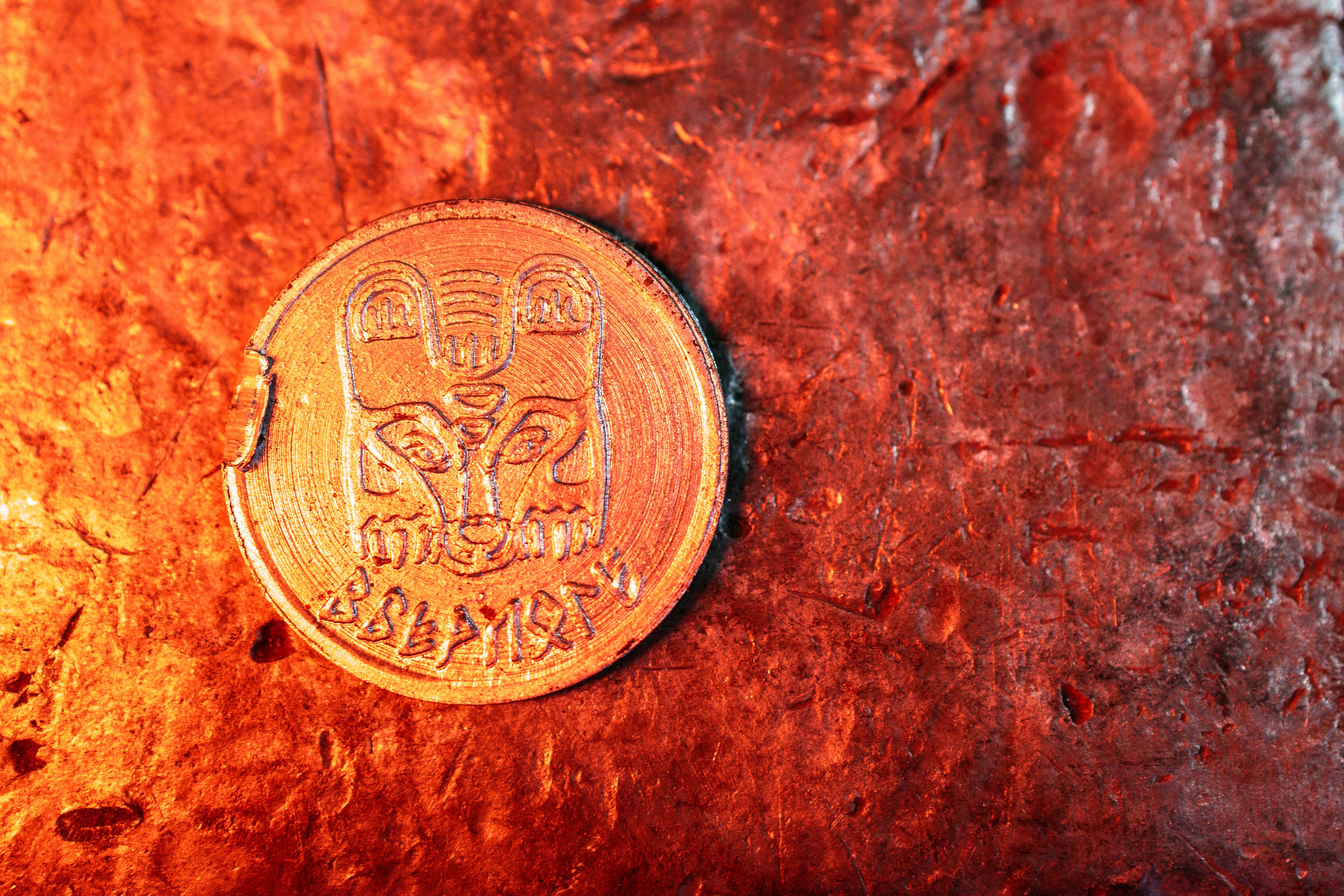 Крупный план крафтовой монеты