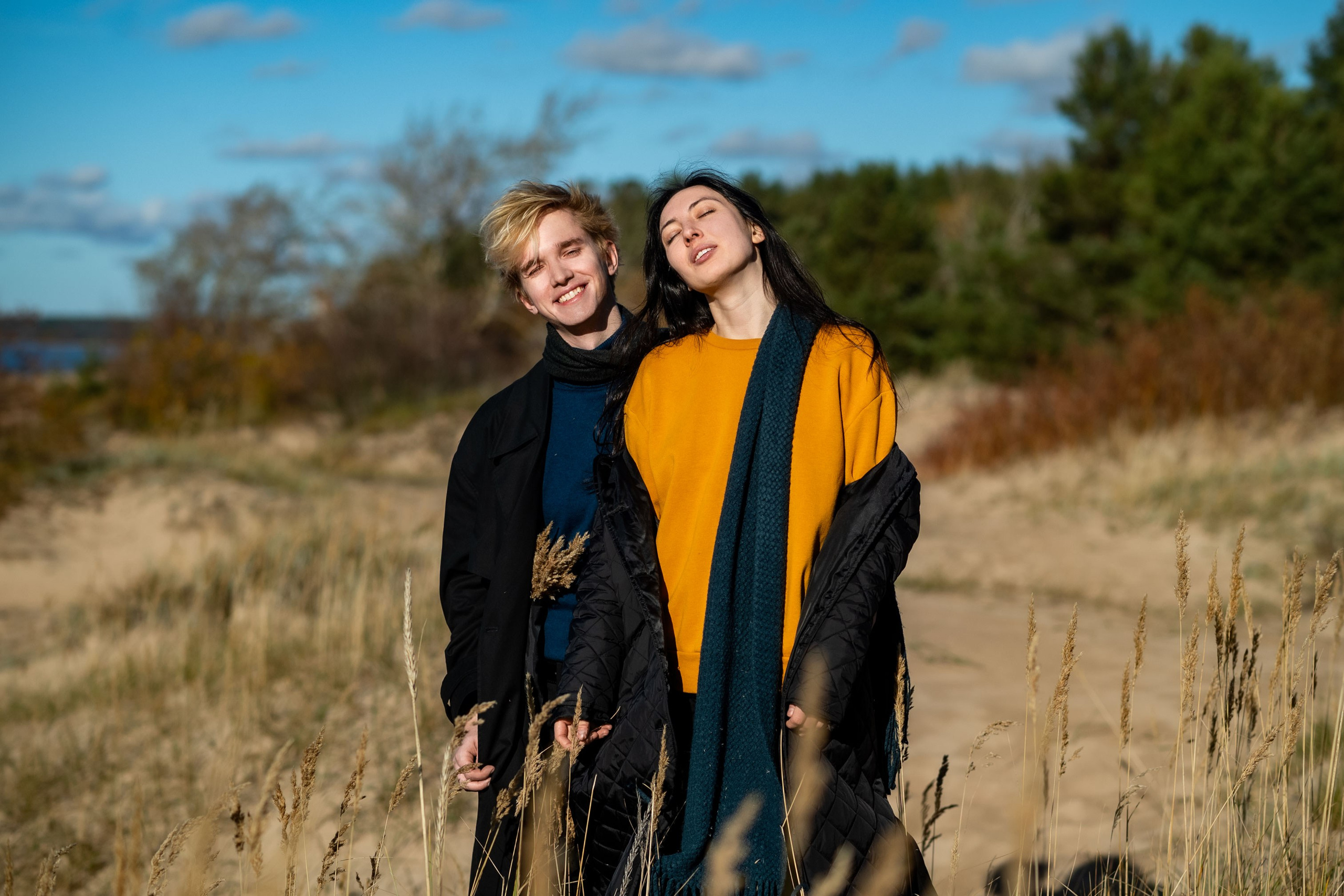 молодые парень и девушка на фоне залива