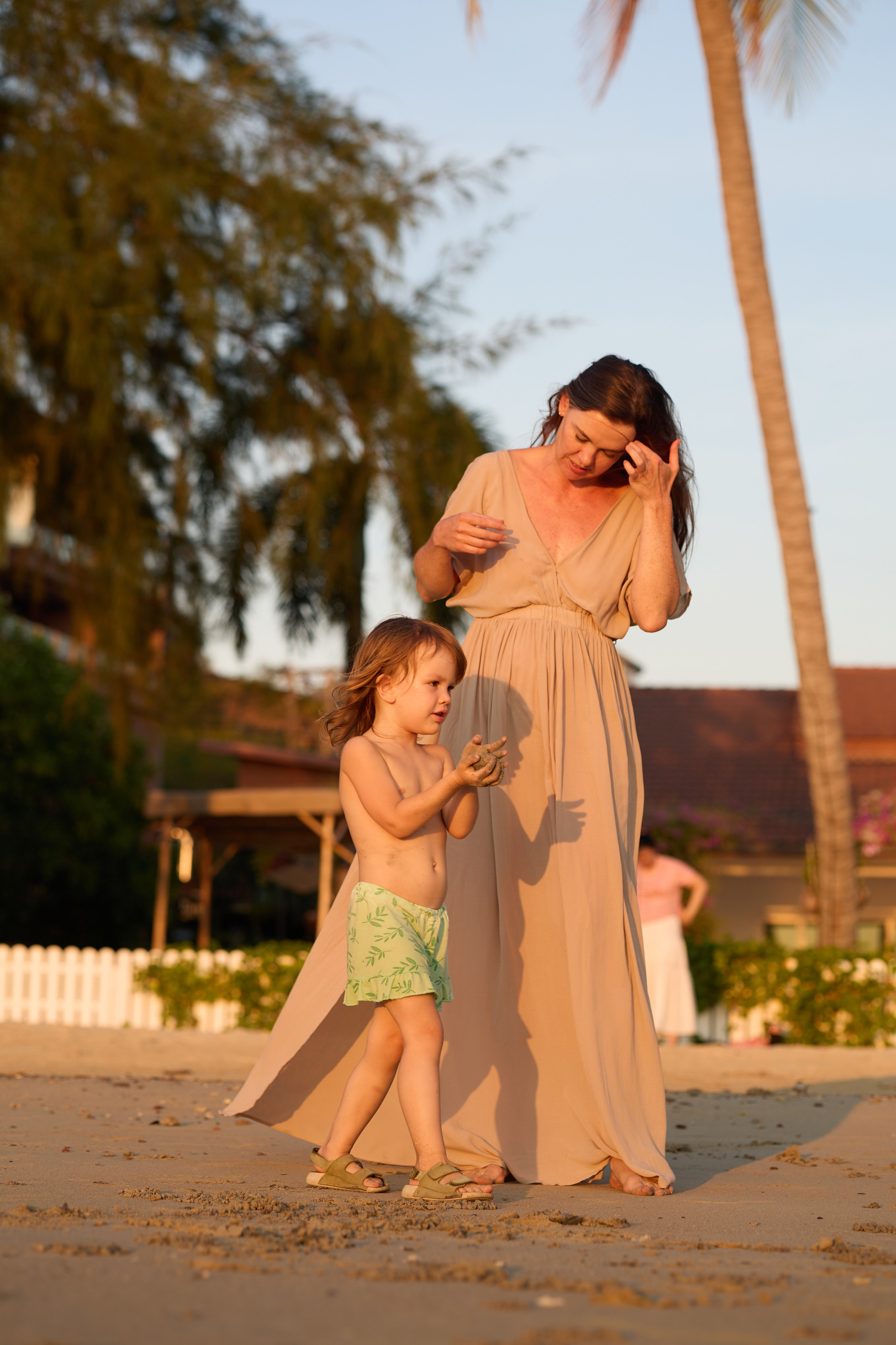 Съёмка мамы с дочкой на море