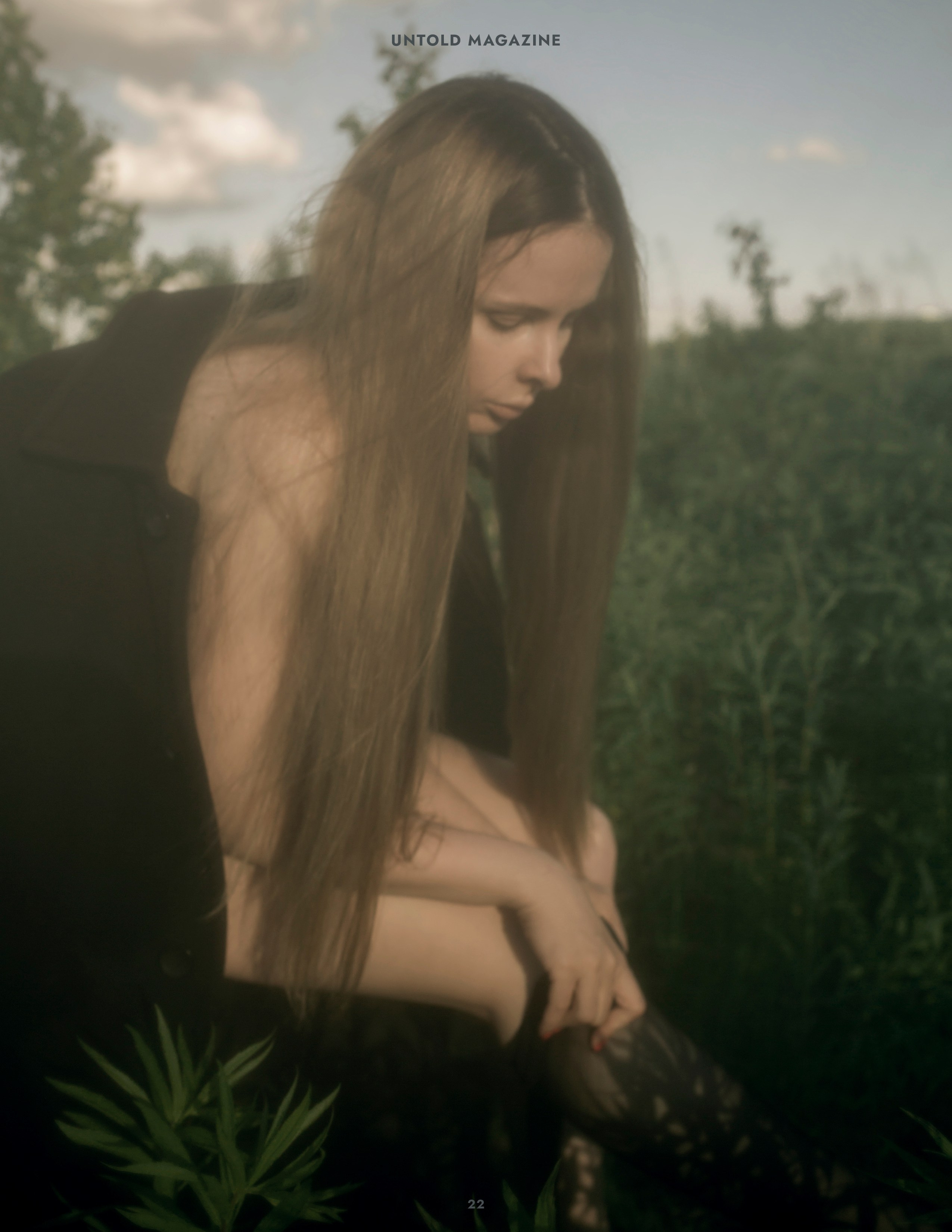 Съёмка для Untold magazine, фотограф Рязанов Антон - девушка в пальто в поле