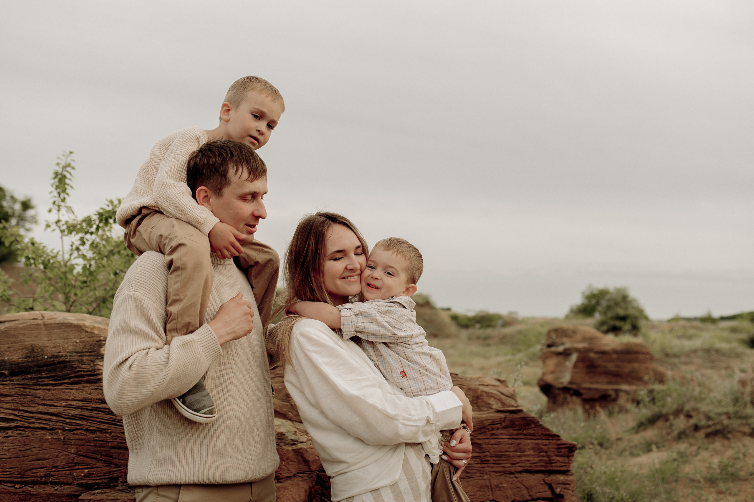 Ирина, Дима и их сынишки. Фотограф Мария Стрелкова