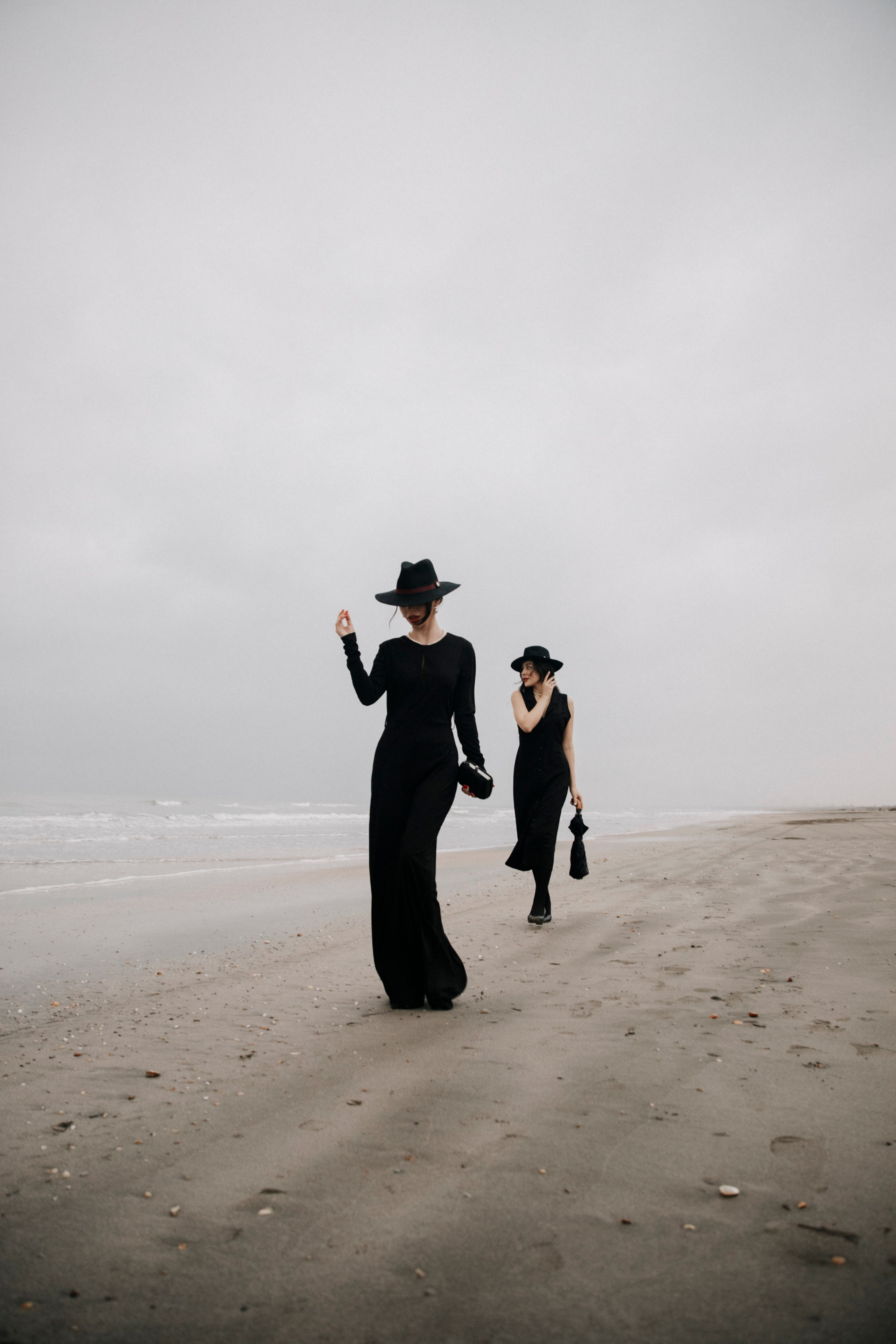 Фотосессия в пасмурную погоду, фотосессия в горах, фотосессия на пляже, фотосессия в туман, фотосессия у моря, фотосессия в черном, фотосессия с зонтом, фотосессия Дагестан, Дагестан, мафия, женщины, дамы, леди, зонт, мрачная погода