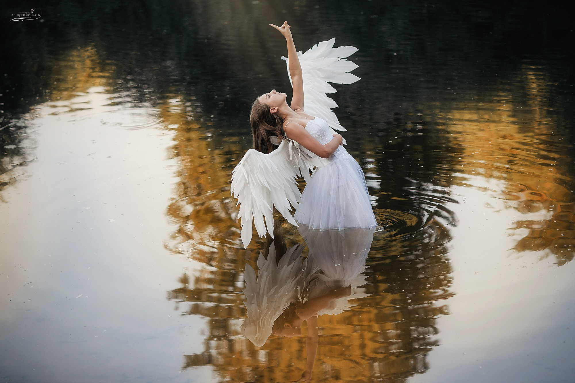 девушка в виде ангела в воде