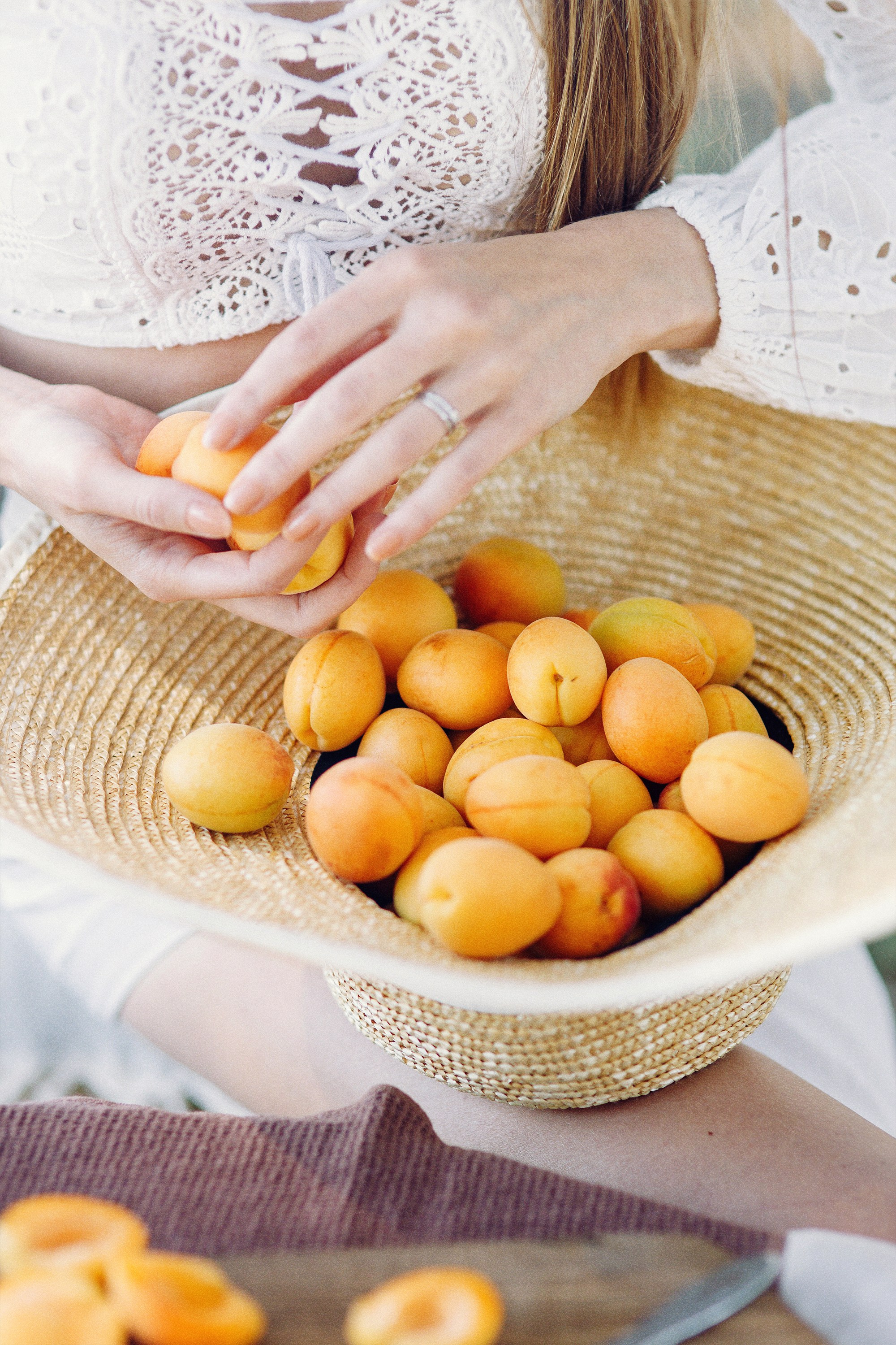 Фотосессия с абрикосами в Батуми