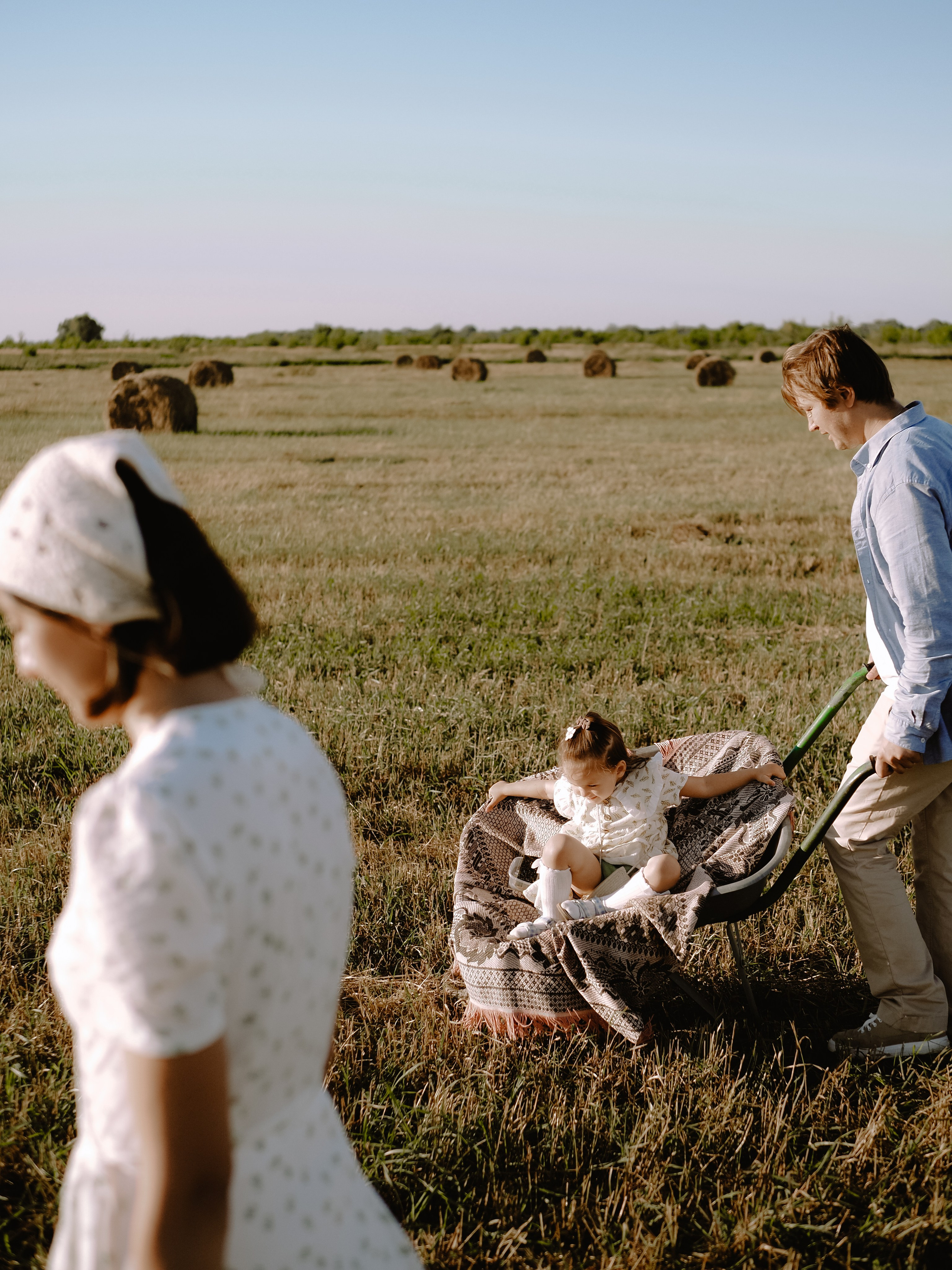 Гоняться по полю на тачке с мамой и папой. Обижаться. Смеяться. Фотограф Рязань. Семейный Свадебный фотограф