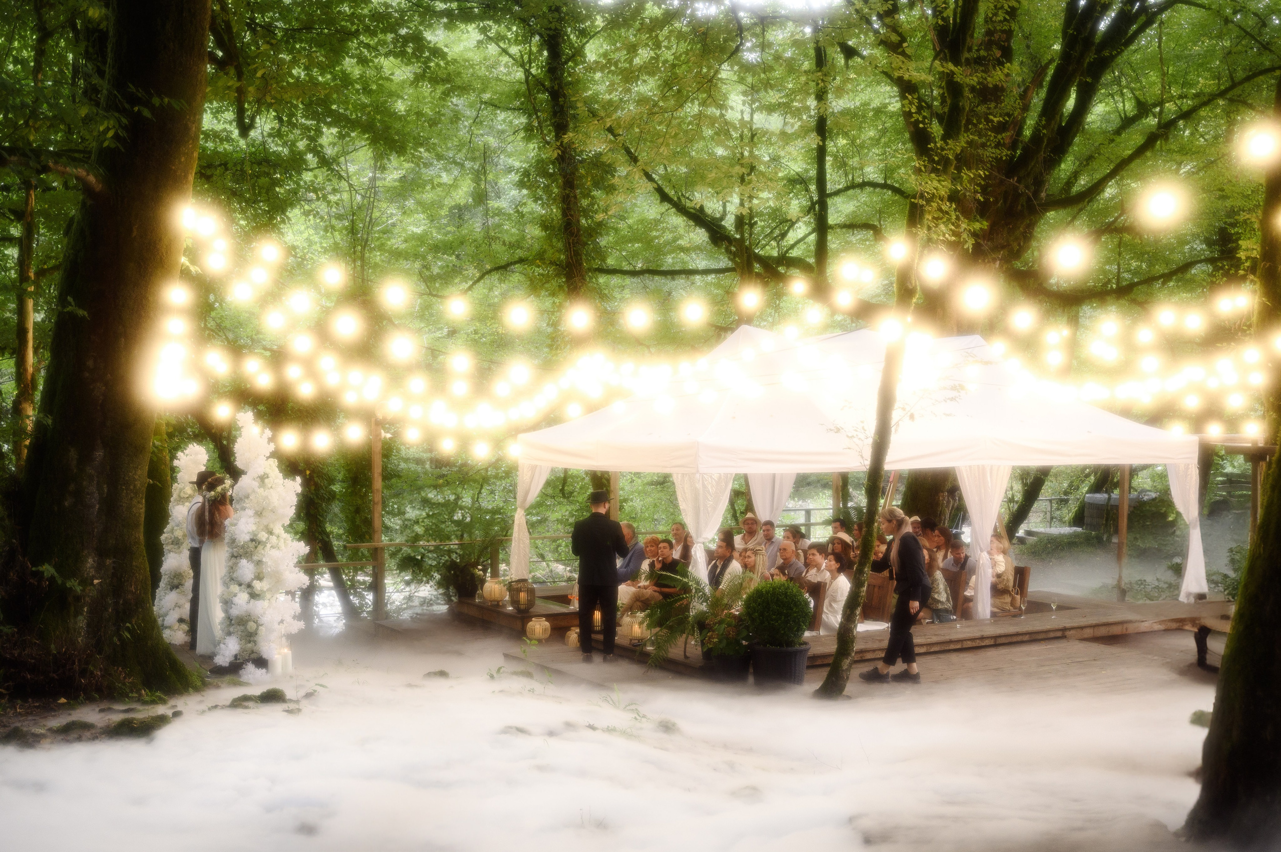 Свадебные фотографии на фоне леса в Сочи, уникальная атмосфера