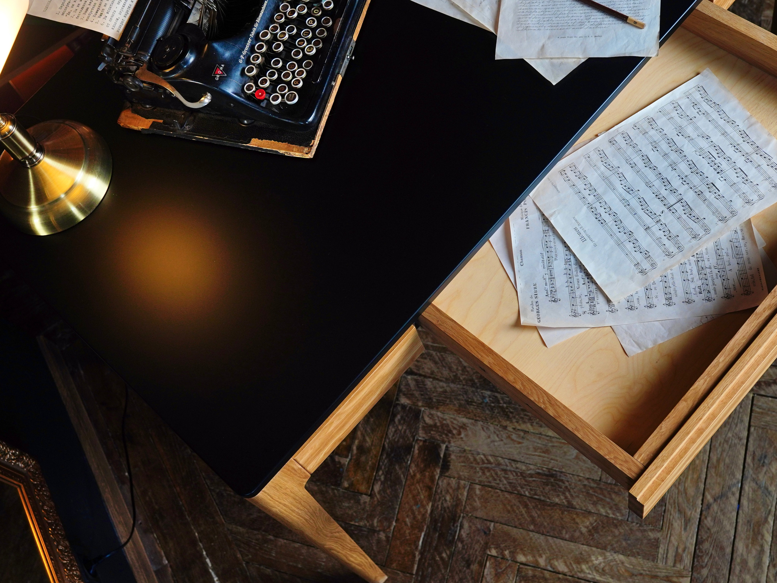 мастерская мебели / столярная мастерская москва / производство мебели / мебель по индивидуальным размерам / столярка москва мкад / дубовый стол для работы с кожаной столешницей