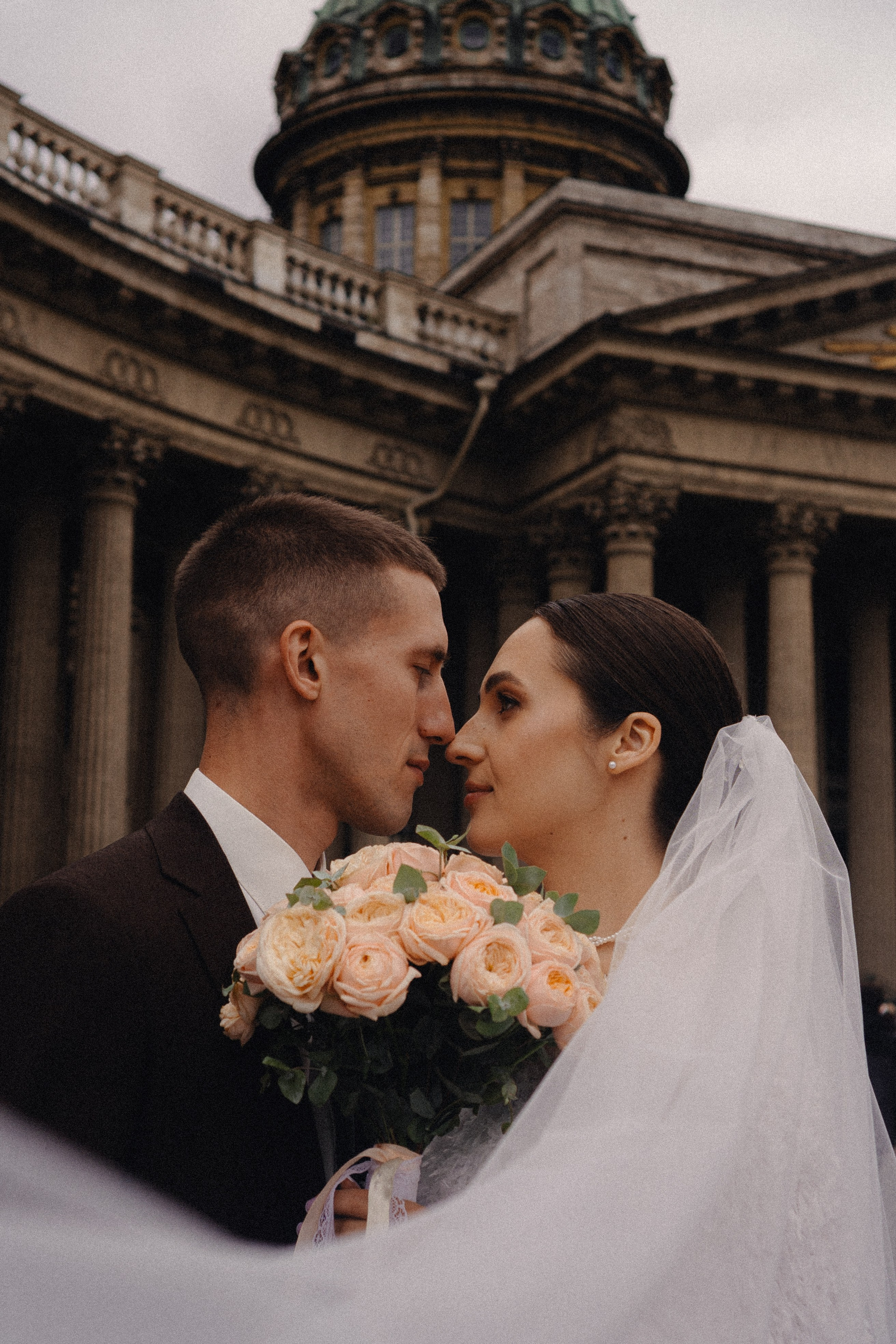 СВАДЕБНАЯ ПРОГУЛКА В САНТК-ПЕТЕРБУРГЕ (ИСАКИЕВСКИЙ СОБОР, ЗИМНЯЯ КАНАВКА, ЭРМИТАЖ И БОЛЬШАЯ МОРСКАЯ УЛИЦА). Профессиональный фотограф, Санкт-Петербург — Виктория Богомолова