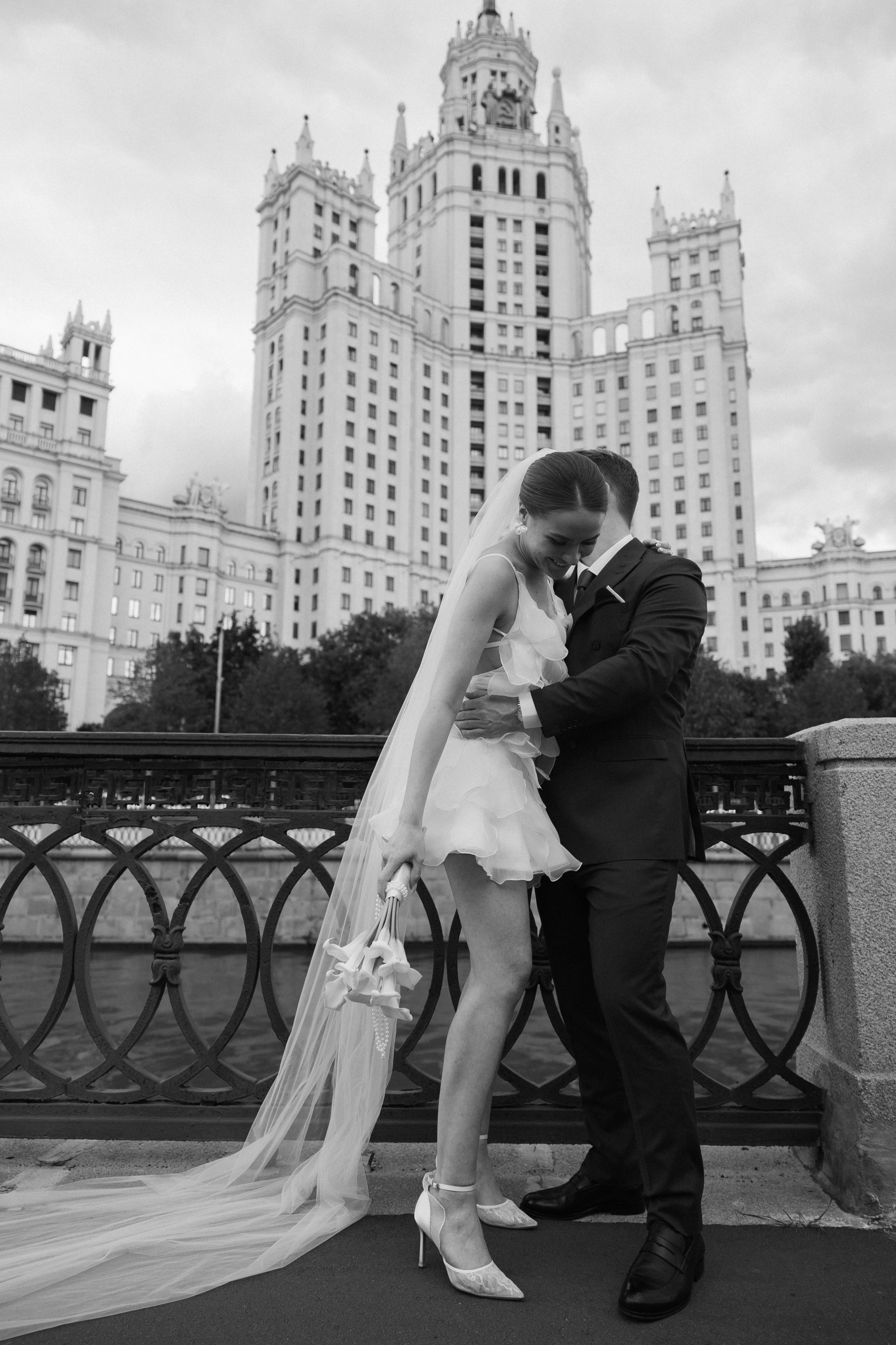 Ирина и Алексей | прогулка Котельническая наб. Свадебный фотограф Москва Анастасия Храмова