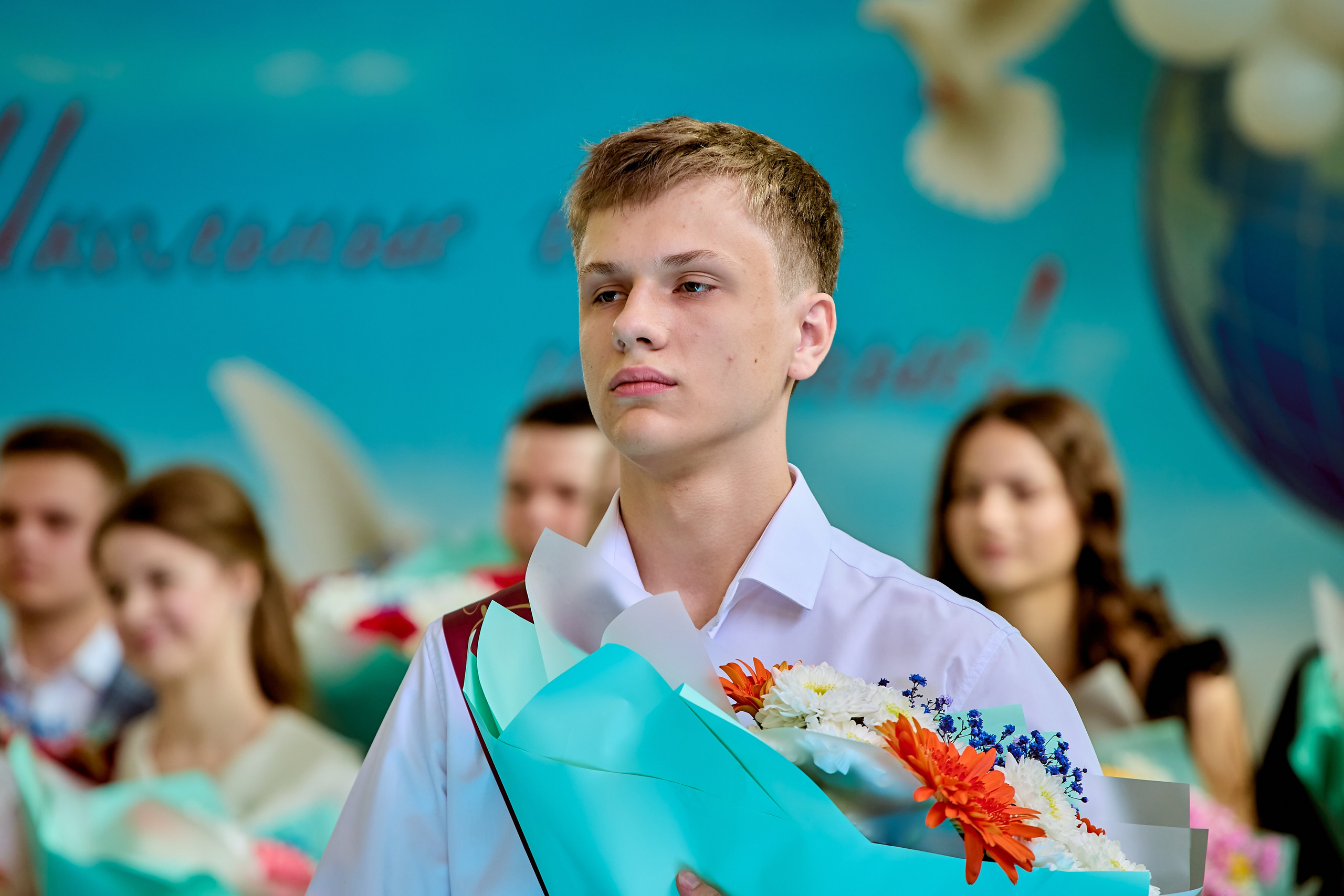 Моменты радости и благодарности на празднике Последнего звонка, кадр Николая Голованова, г. Дзержинск.