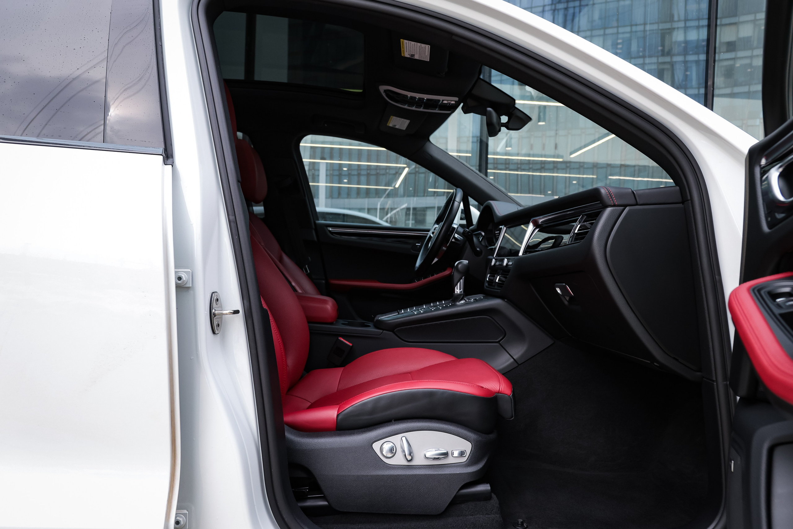 2021 PORSCHE MACAN S. Mixturecaptures