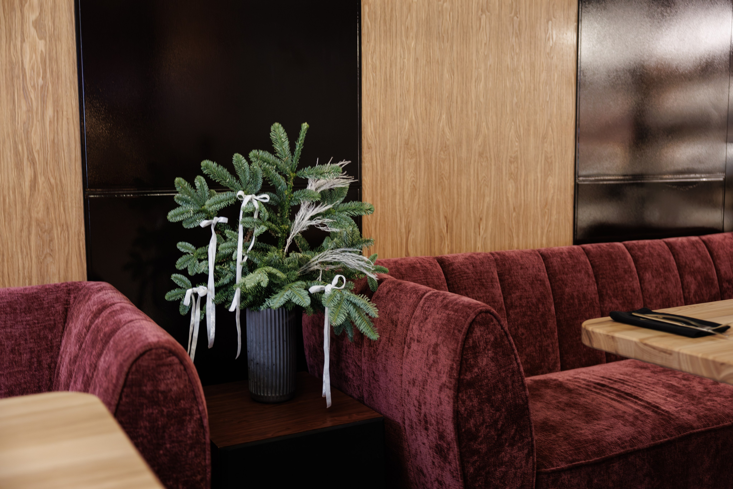 Фотограф для интерьерной съемки ресторана. Контент для бизнеса в Екатеринбурге Полдень Медиа