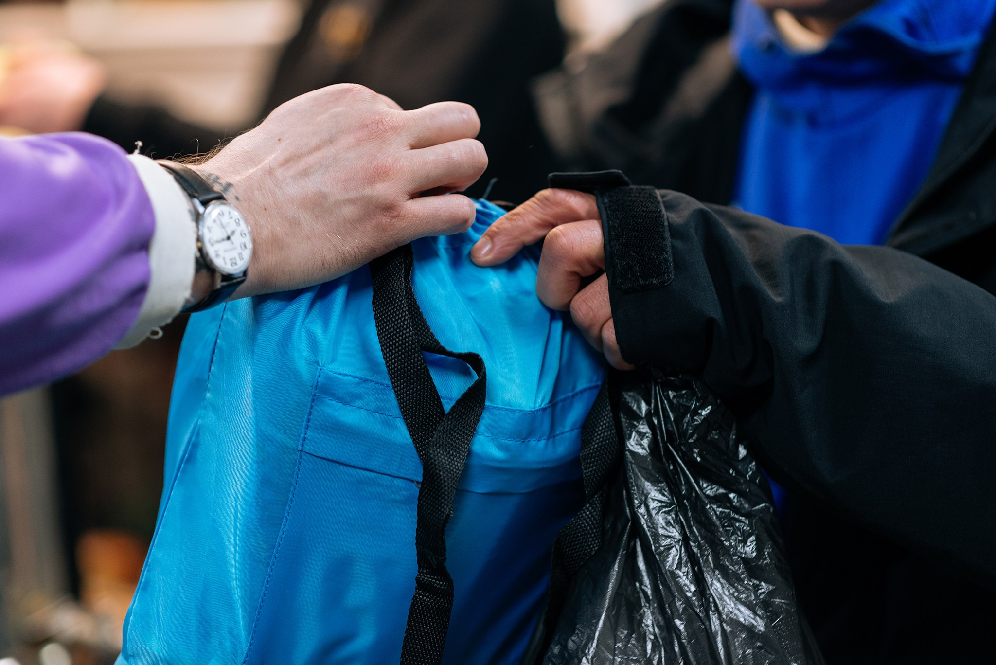 Выдача подарков в Пункте обогрева и Ночном приюте. Репортажный фотограф в Санкт-Петербурге Анастасия Клёпова