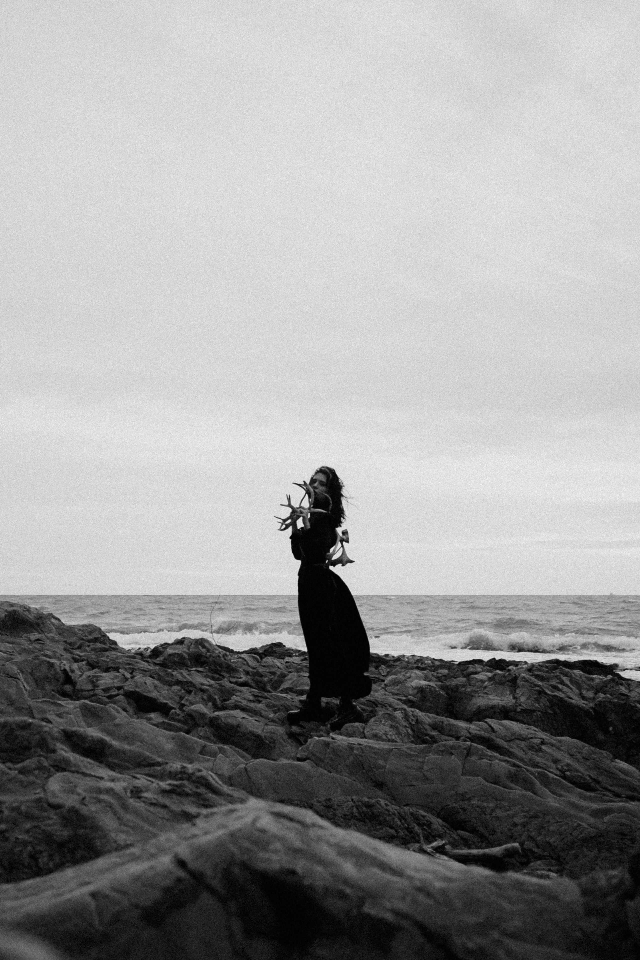 Съёмка у моря с оленьими рогами