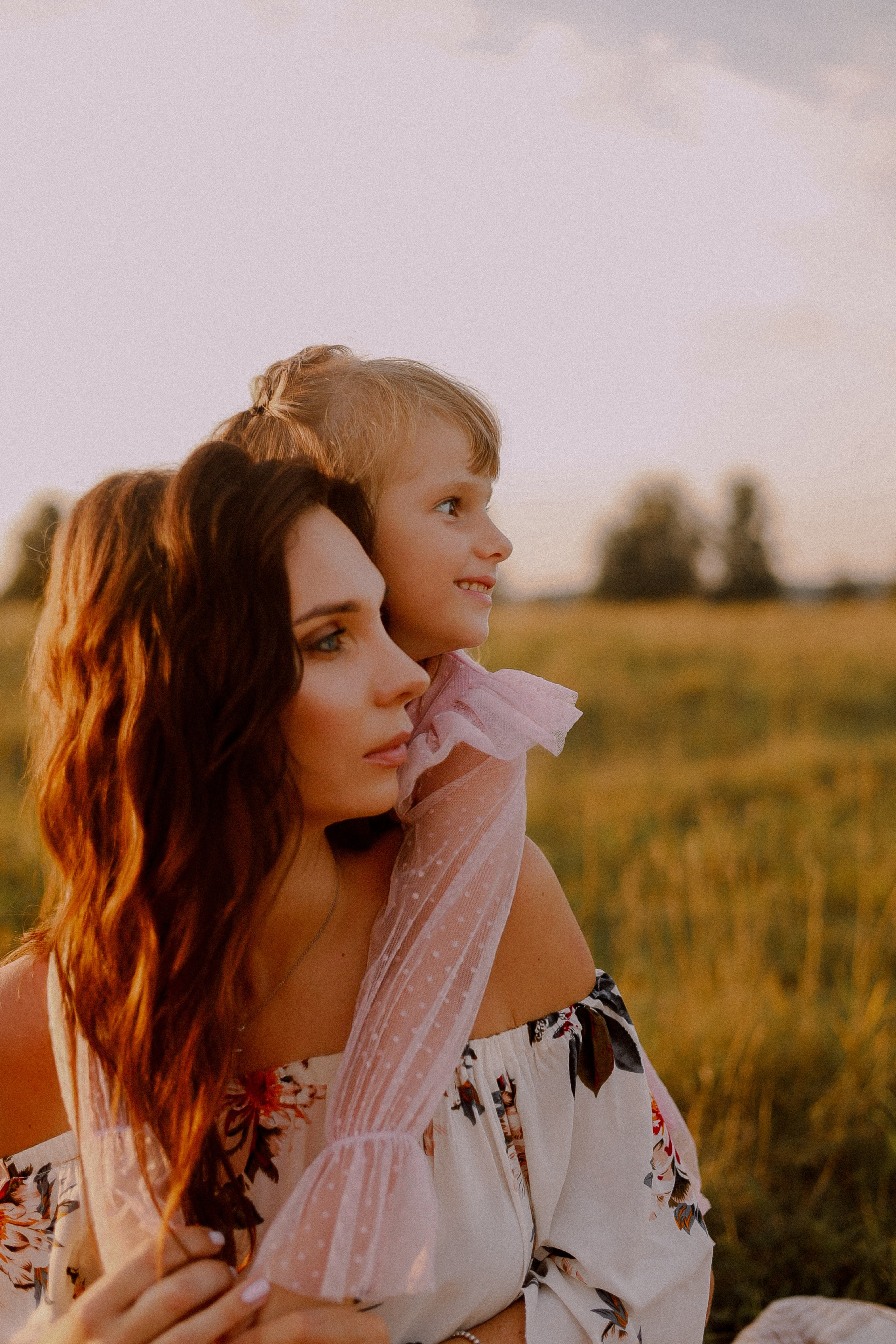 Мама с дочкой. Фотосессия на природе