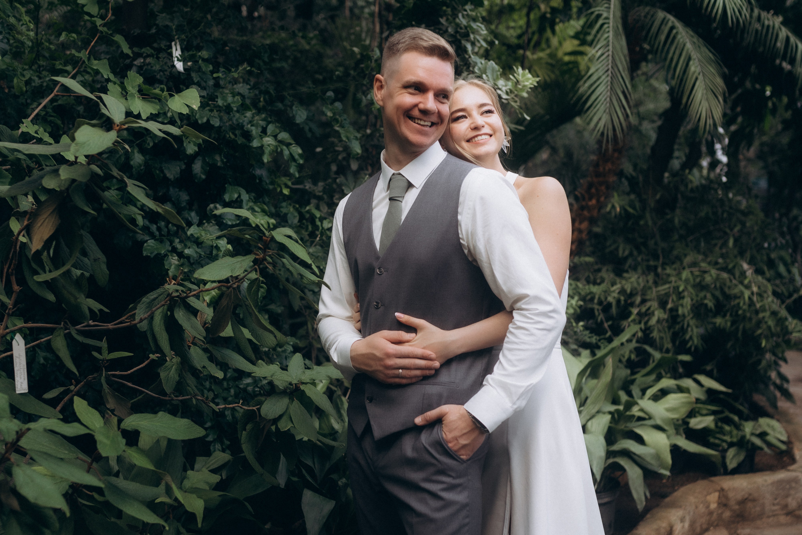 Свадебная фотосессия в Главном Ботаническом саду и в оранжерее. Свадебный фотограф в Москве Мария Крош