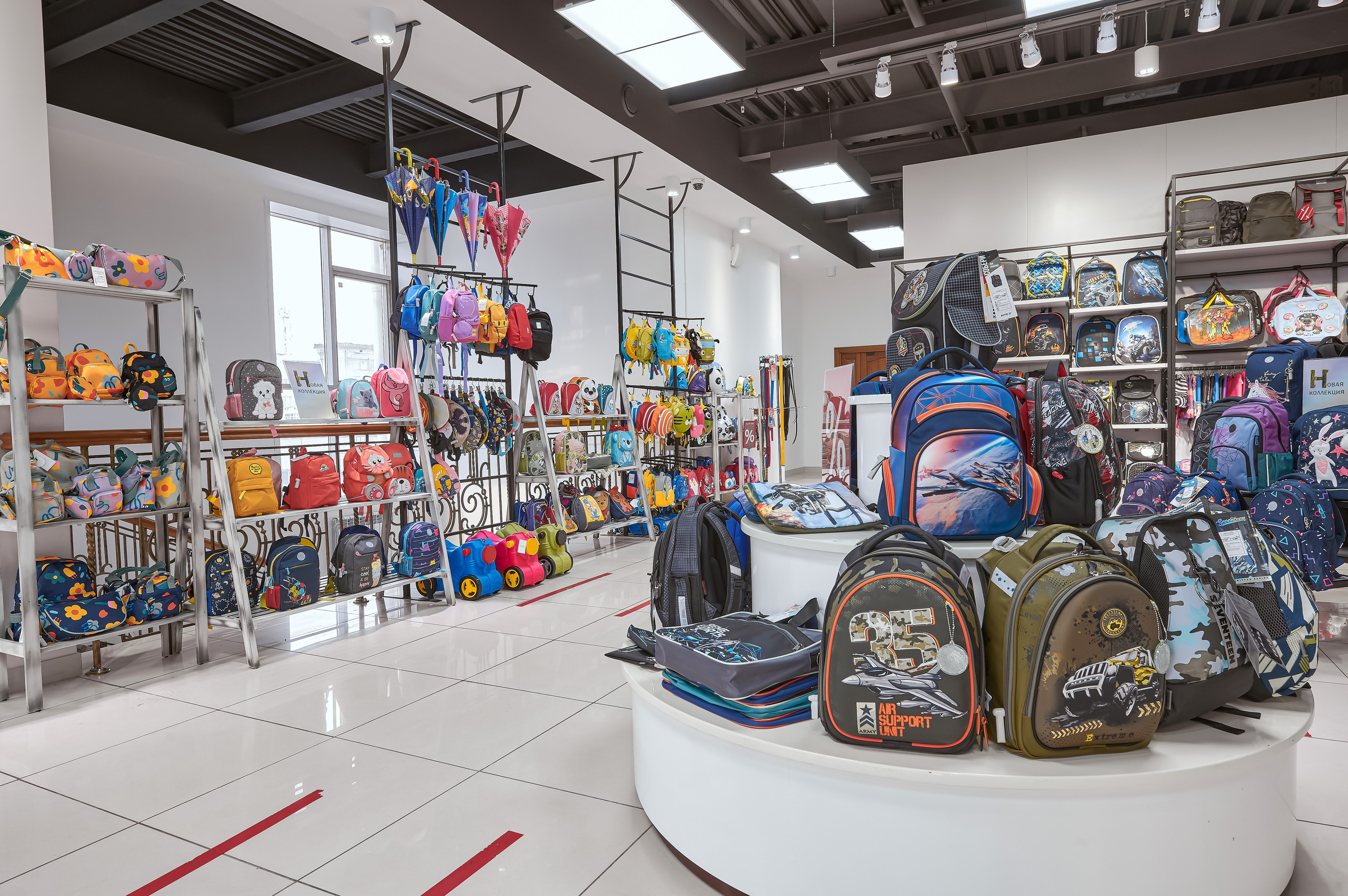 Портфолио по интерьерной и экстерьерной фотосъёмки: Мир сумок — Левый берег. Фотограф Яковлев Роман — Красноярск