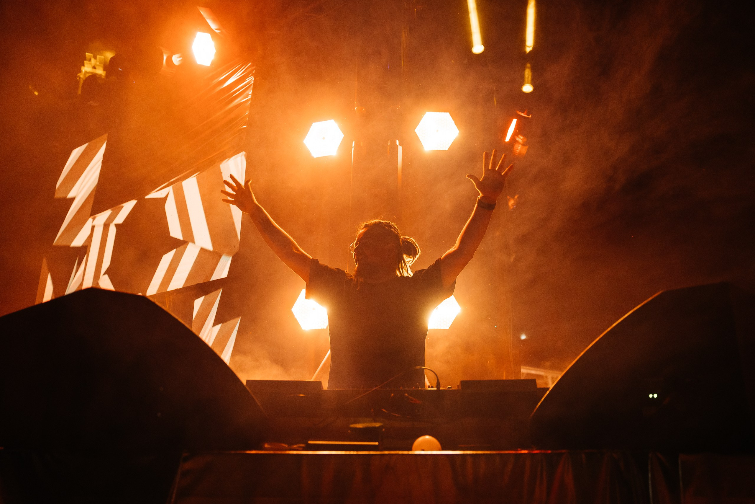 Здравствуйте! Я свадебный фотограф из Ульяновска, работаю в том числе по всей России и с выездом за границу. Снимаю свадьбы, lovestory, корпоративы, светский репортаж. Провожу обучение по фотографии, мастер-классы и воркшопы для других фотографов.