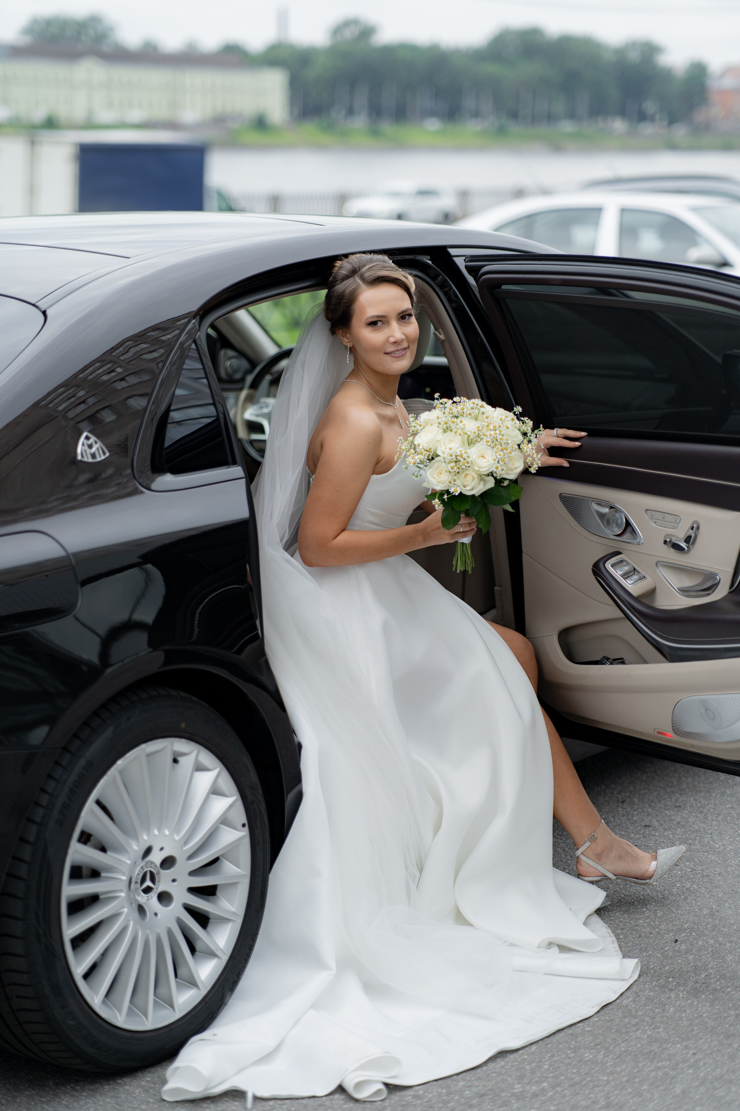 Фото невесты рядом с загсом Невского района сидя в машине.