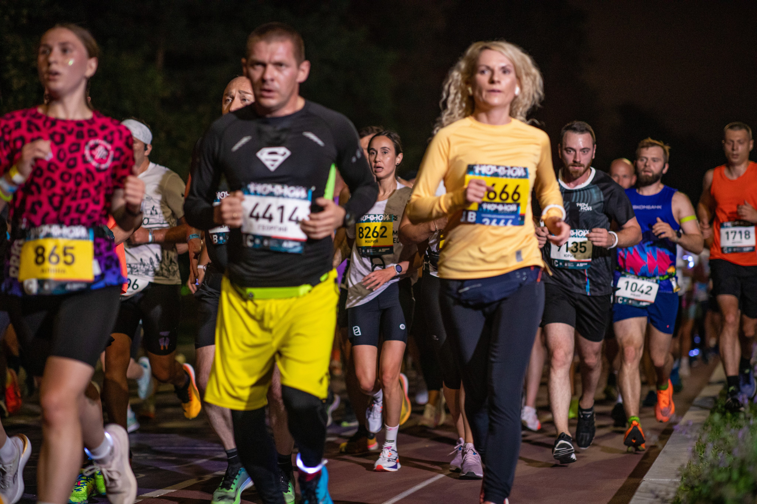 Ночной забег в ленте фотографий бегунов 03.08.24. Фотограф Сергей Ловкий