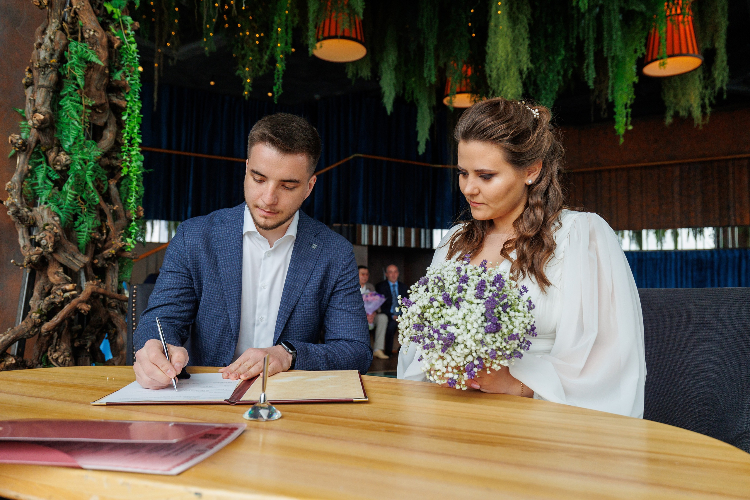 Фотограф на регистрацию в ЗАГС Москва Сити Birds Башня ОКО. Примеры фото, отзывы молодоженов и заявка на регистрацию через официальный сайт.