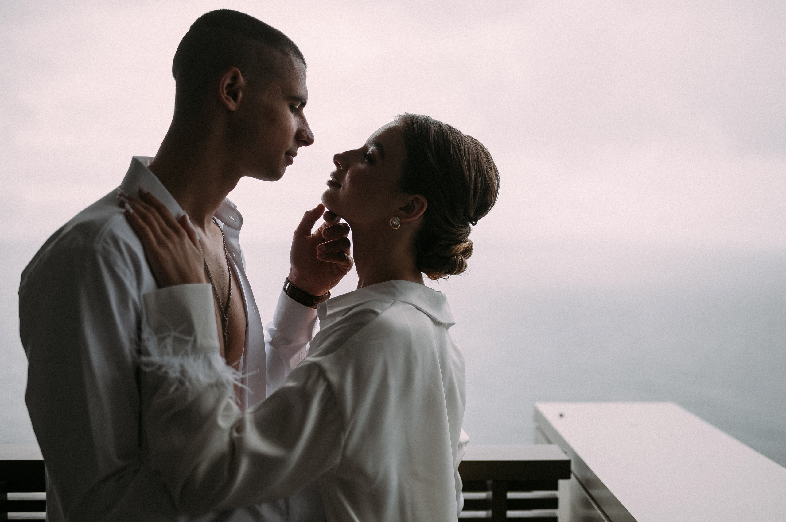 Свадебное утро и прогулка красивой яркой пары. Свадебный и семейный фотограф в Симферополе Дарья Маркова