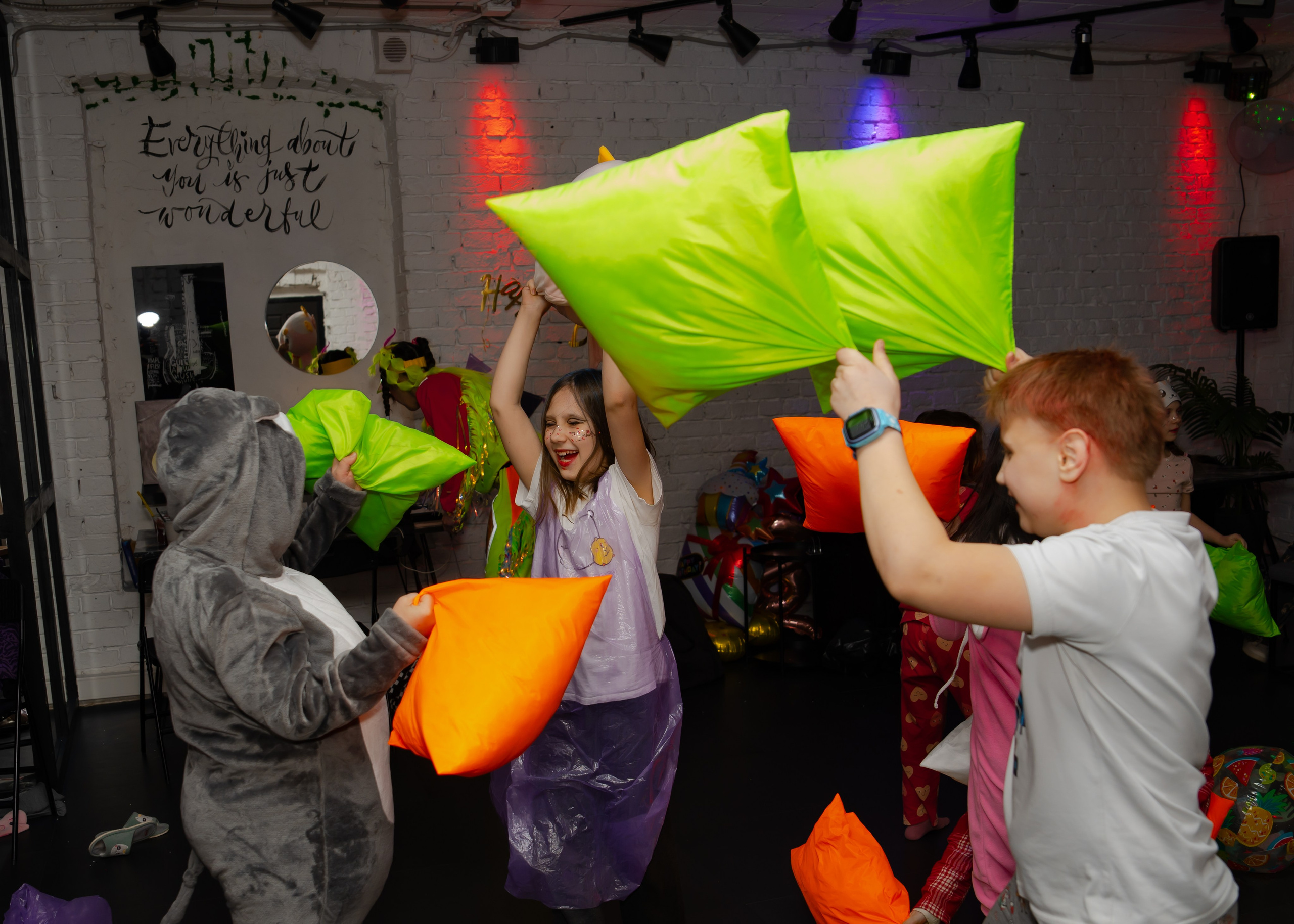 Битва подушками. Крамер Юлиана детский и семейный фотограф