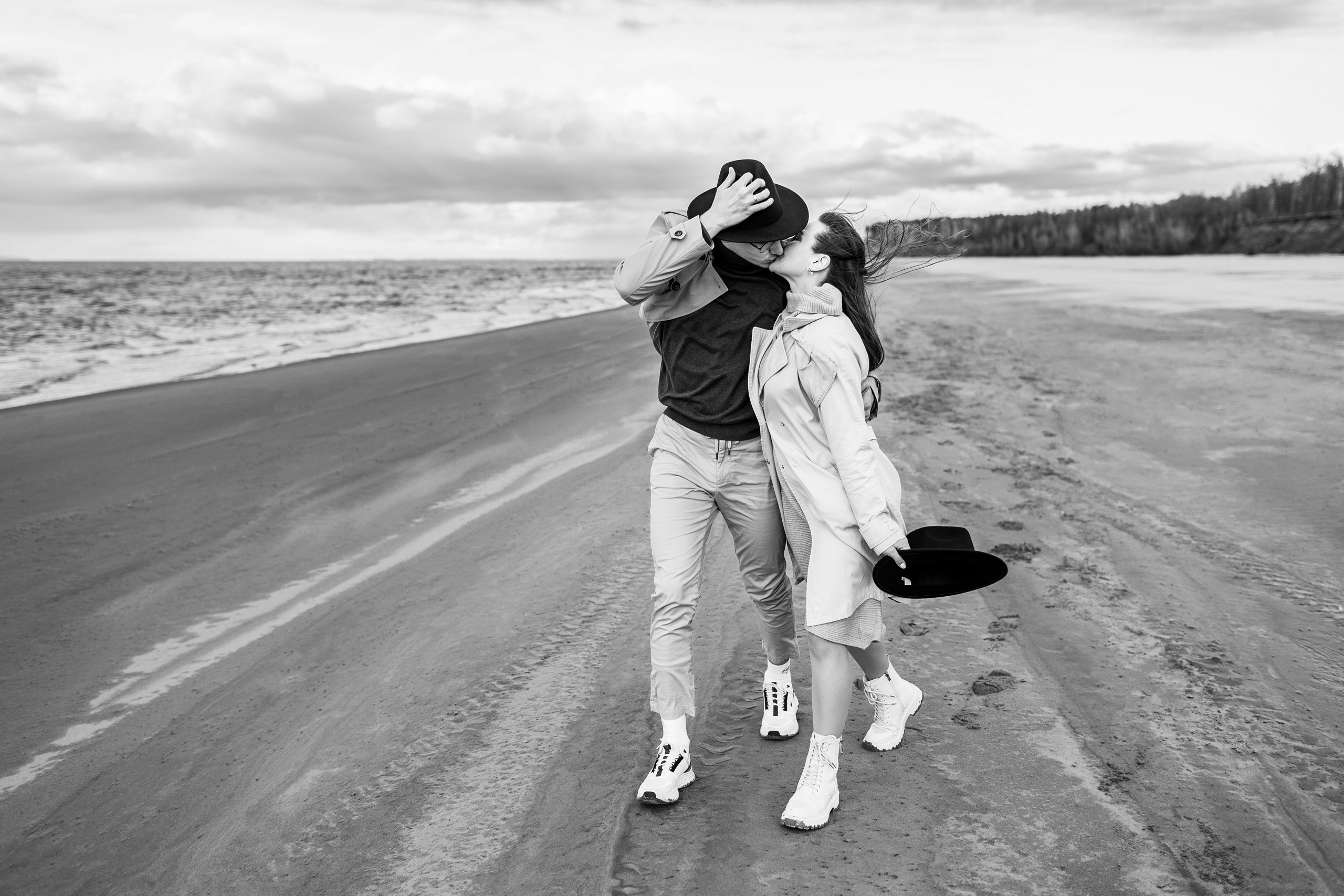 Здравствуйте! Я свадебный фотограф из Ульяновска, работаю в том числе по всей России и с выездом за границу. Снимаю свадьбы, lovestory, корпоративы, светский репортаж. Провожу обучение по фотографии, мастер-классы и воркшопы для других фотографов.