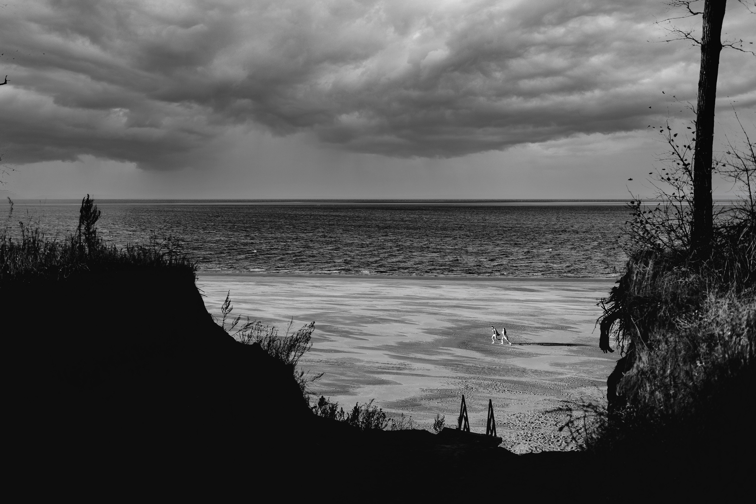 Здравствуйте! Я свадебный фотограф из Ульяновска, работаю в том числе по всей России и с выездом за границу. Снимаю свадьбы, lovestory, корпоративы, светский репортаж. Провожу обучение по фотографии, мастер-классы и воркшопы для других фотографов.