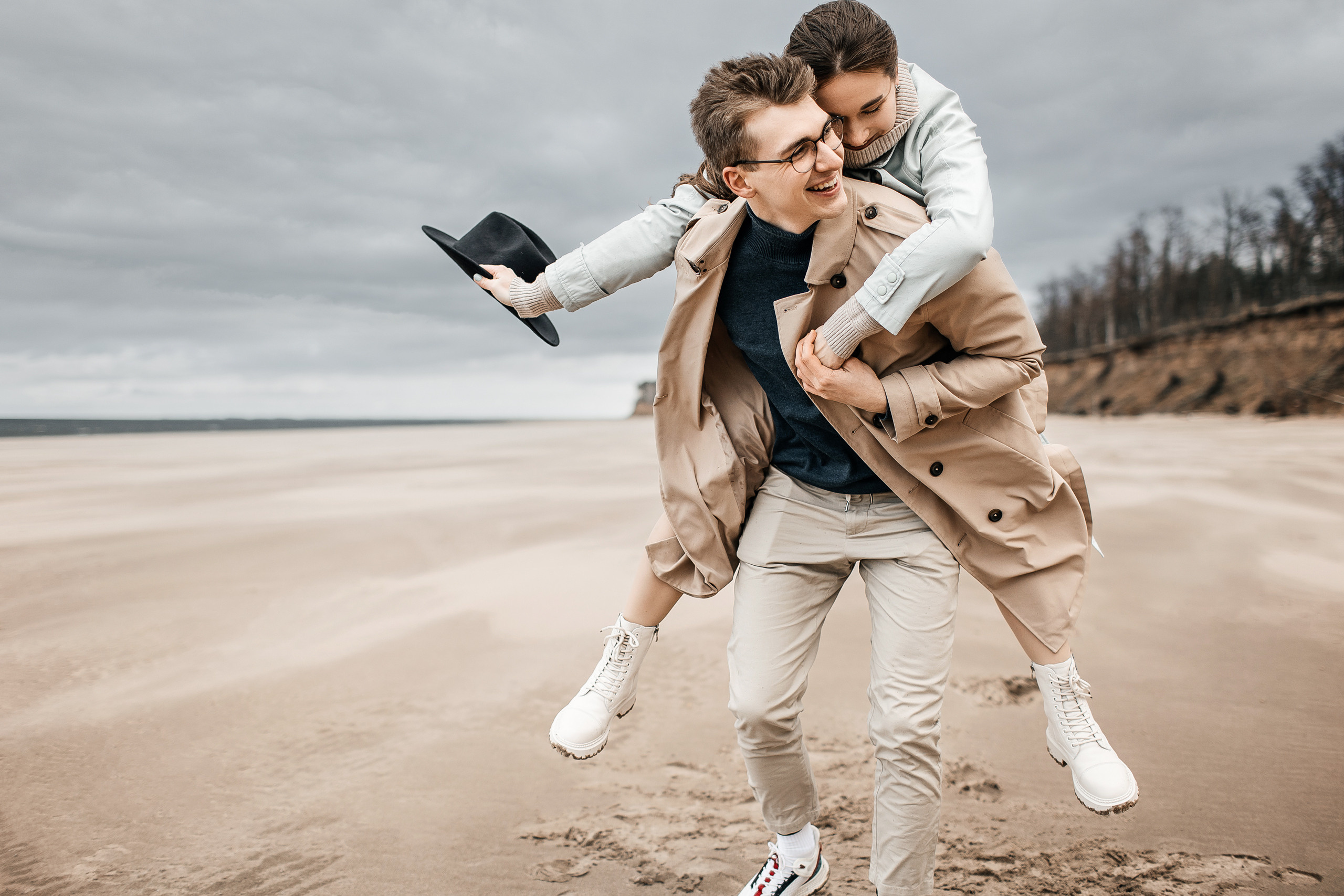 Здравствуйте! Я свадебный фотограф из Ульяновска, работаю в том числе по всей России и с выездом за границу. Снимаю свадьбы, lovestory, корпоративы, светский репортаж. Провожу обучение по фотографии, мастер-классы и воркшопы для других фотографов.