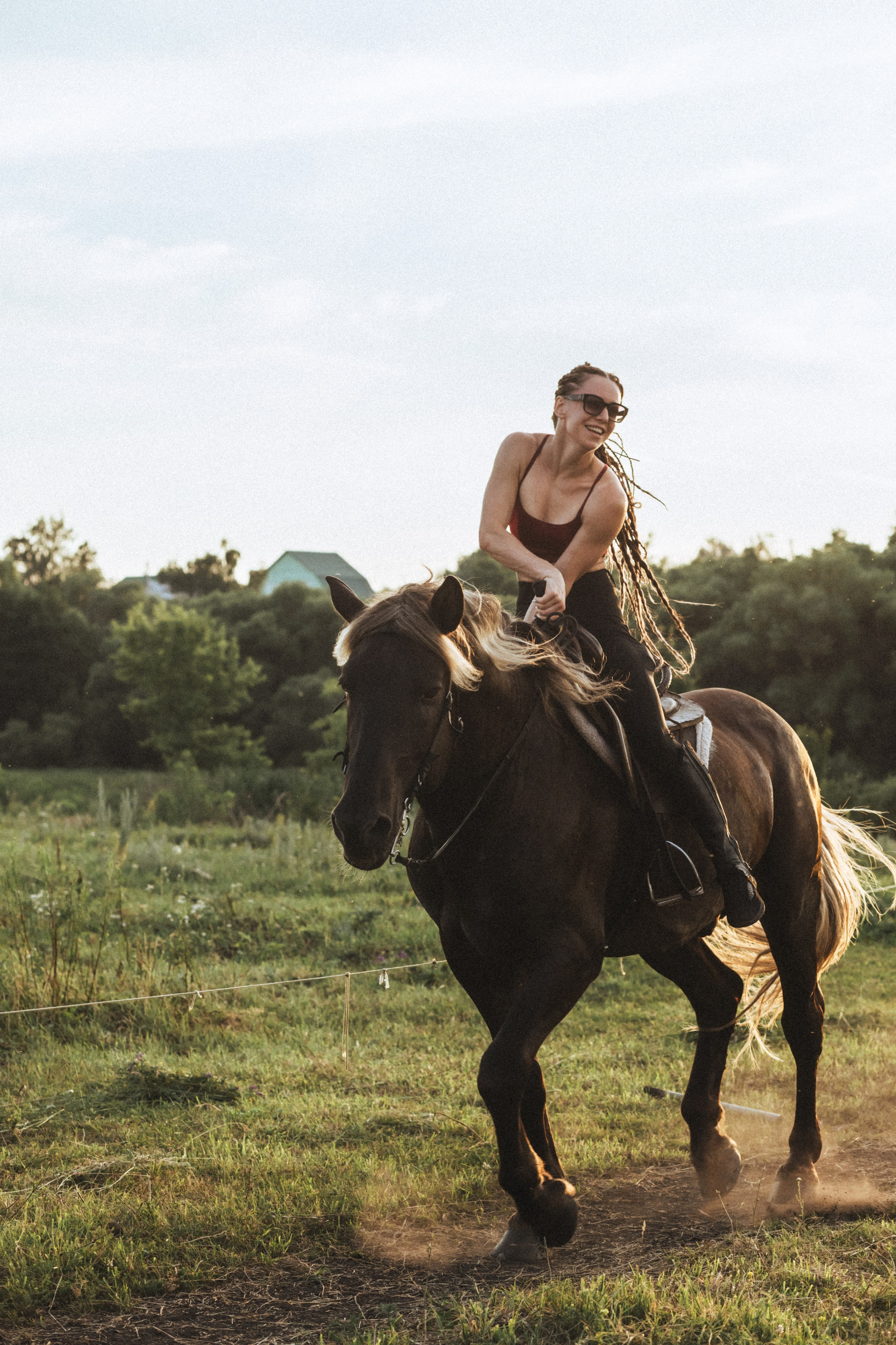 Девушка с дредами скачет верхом на коне, драйв и скорость в поле. Фотограф в Пензе Александра Овечкина