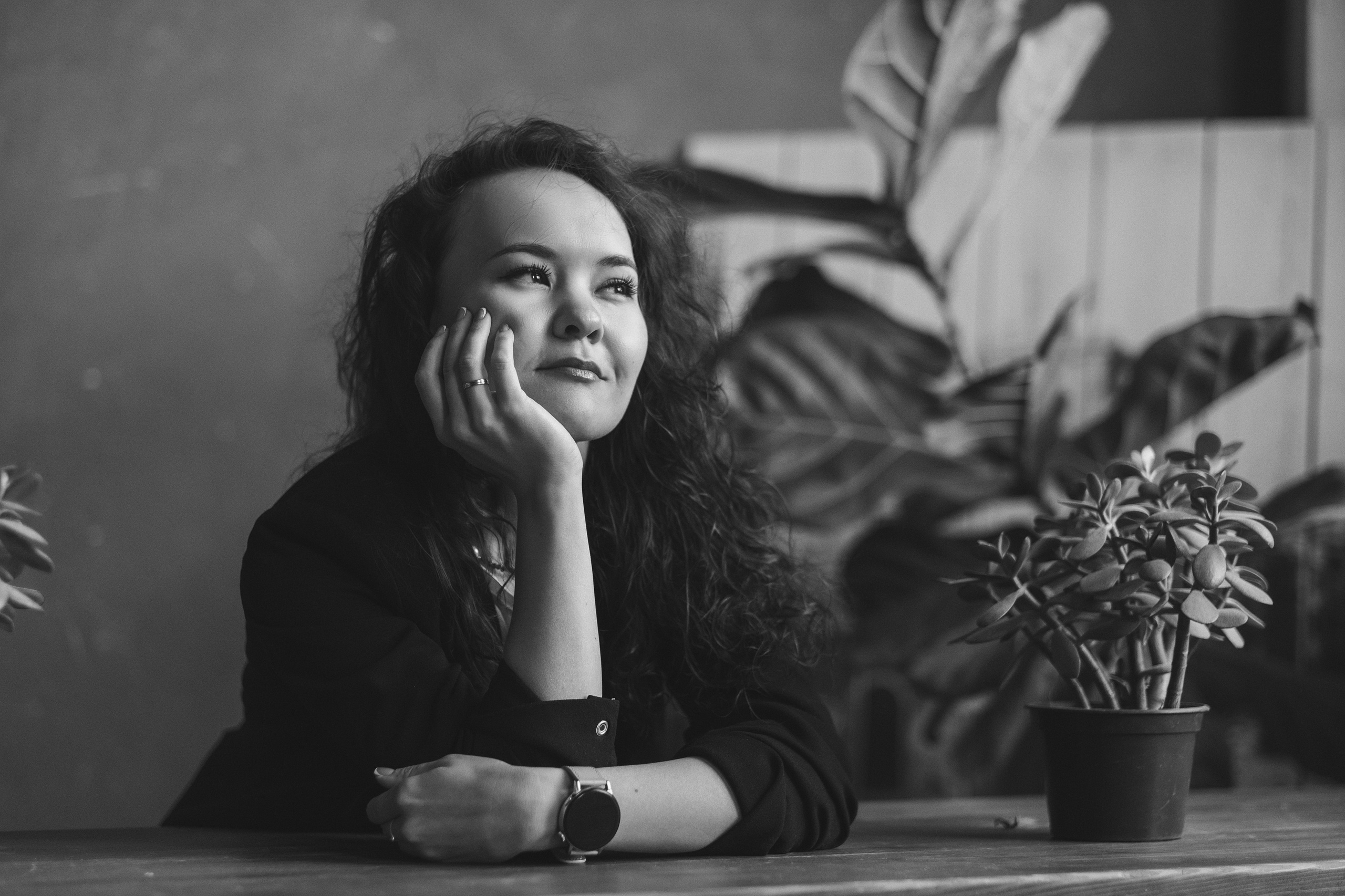 красивый ЧБ портрет девушки с кудрявыми волосами , естественная поза, мечтающая девушка у окна, живые и настоящие эмоции. фотограф Тюмень