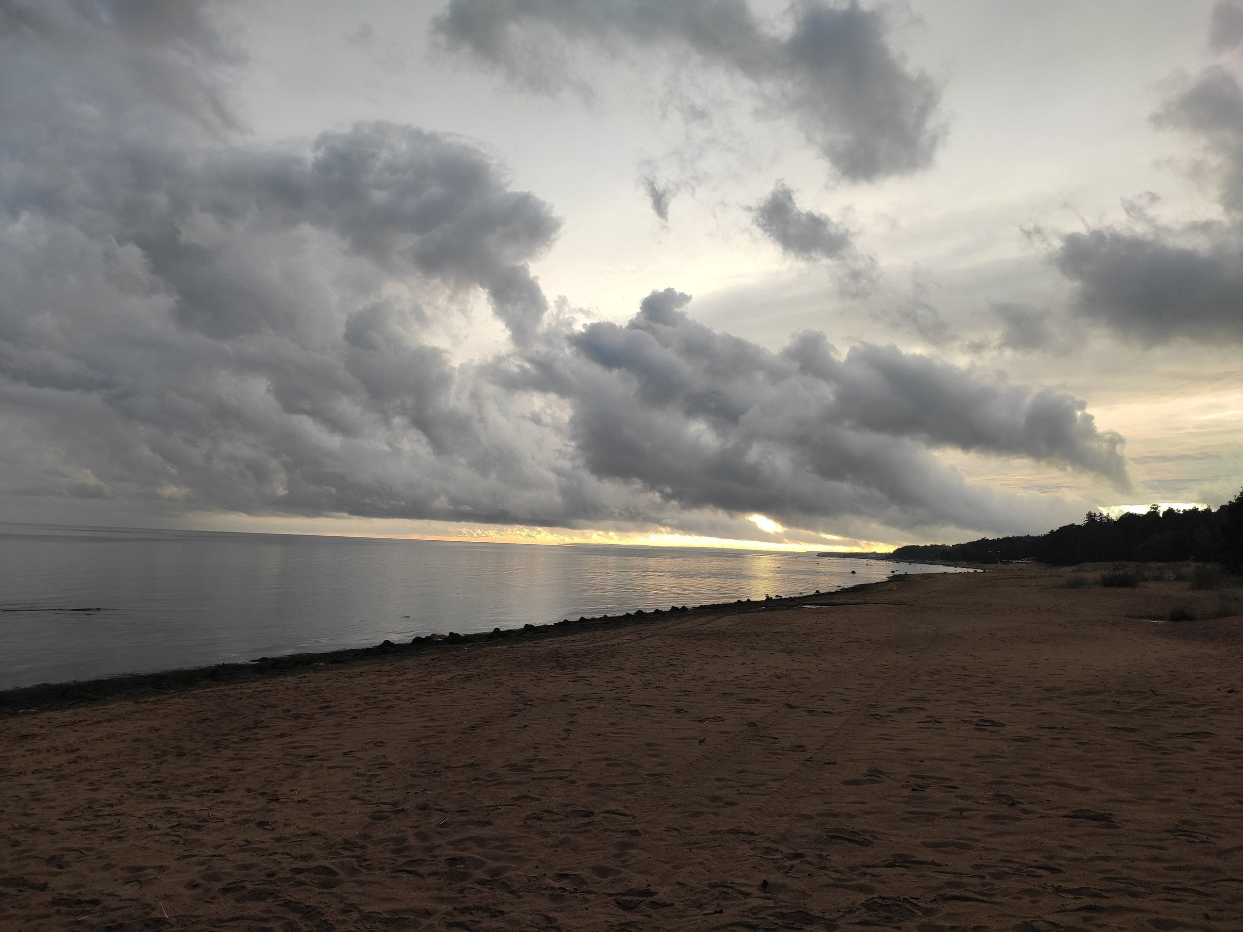 Закат над морем. Глаз радуется просторам над водной гладью. В Москве такого пейзажа нет