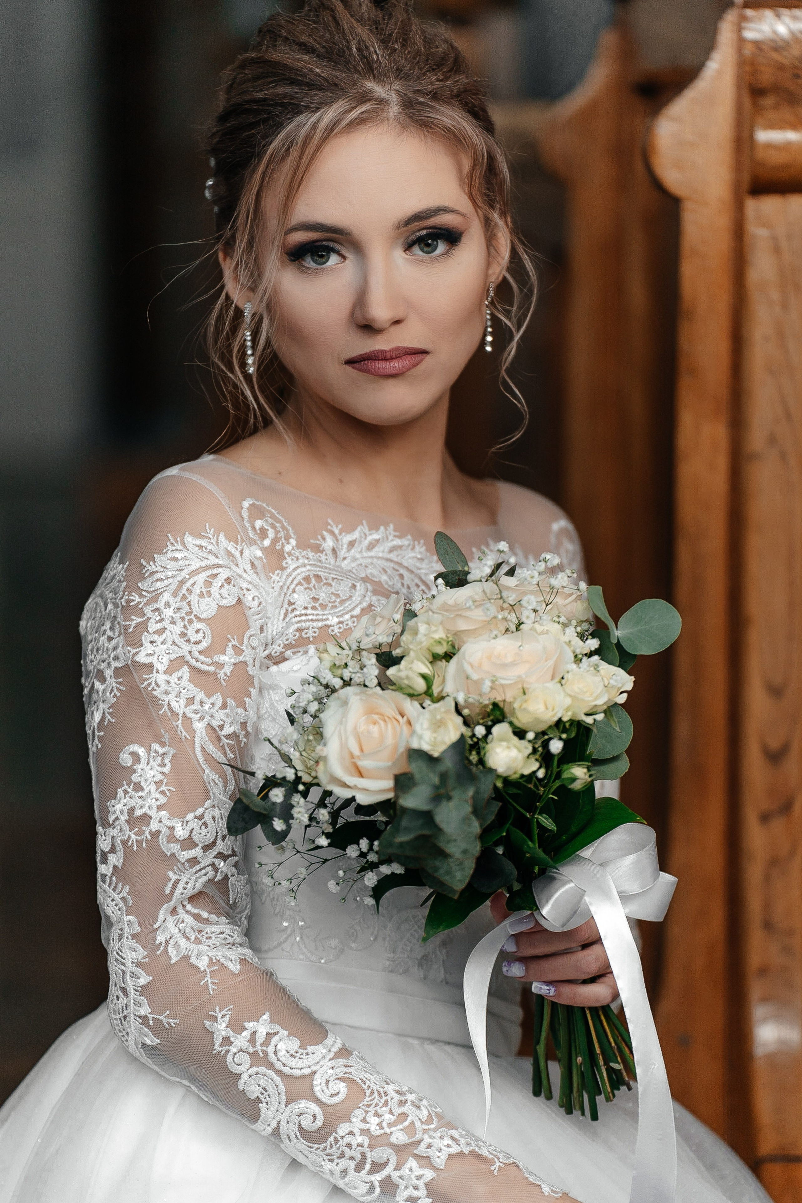 Свадебный портрет невесты с букетом на Витебском вокзале в зале ожидания