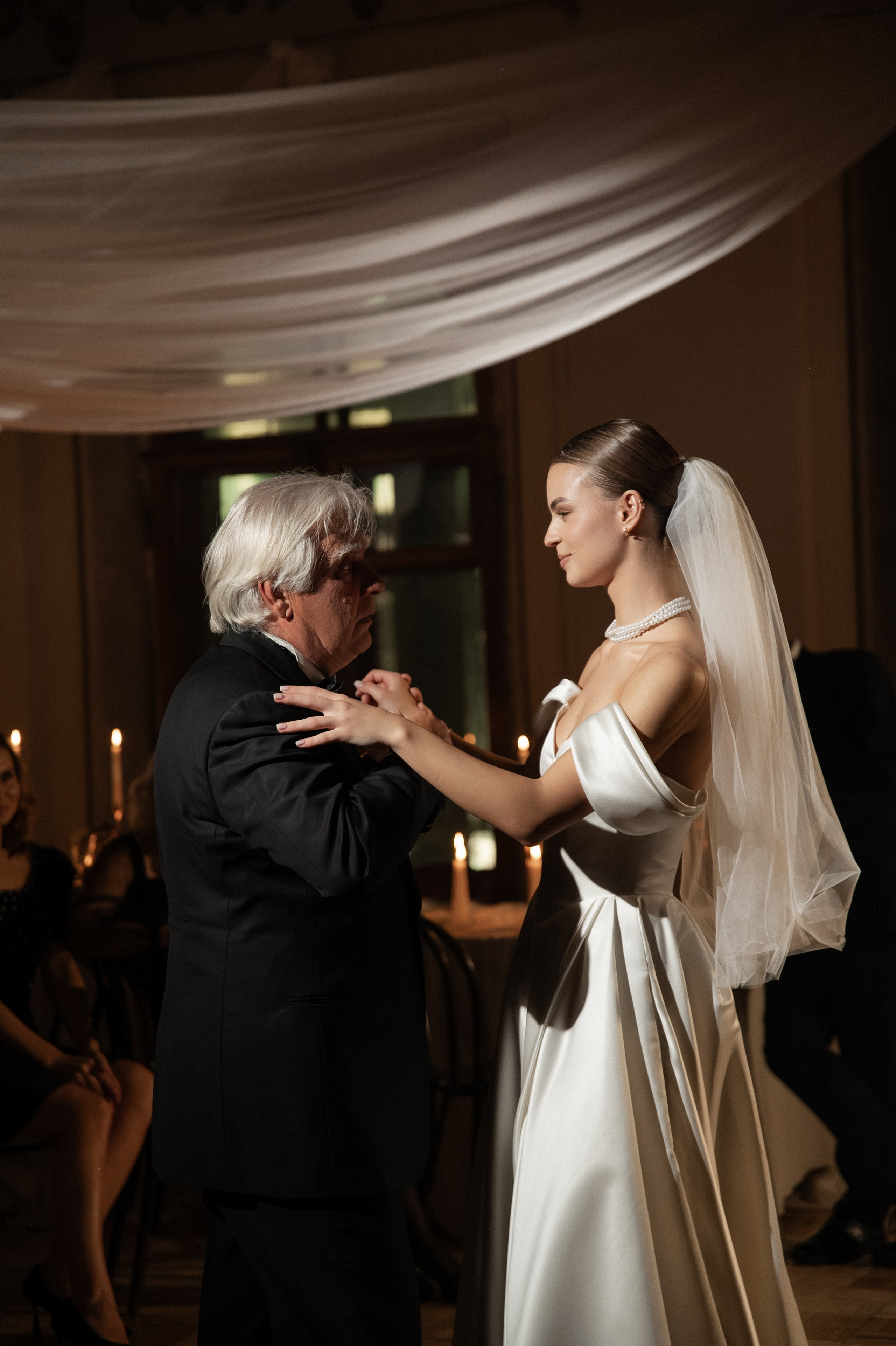 Камерный свадебный ужин при свечах в старинном особняке в фотостудии 21. Kult. Ярослава Ерина — свадебный фотограф в Москве