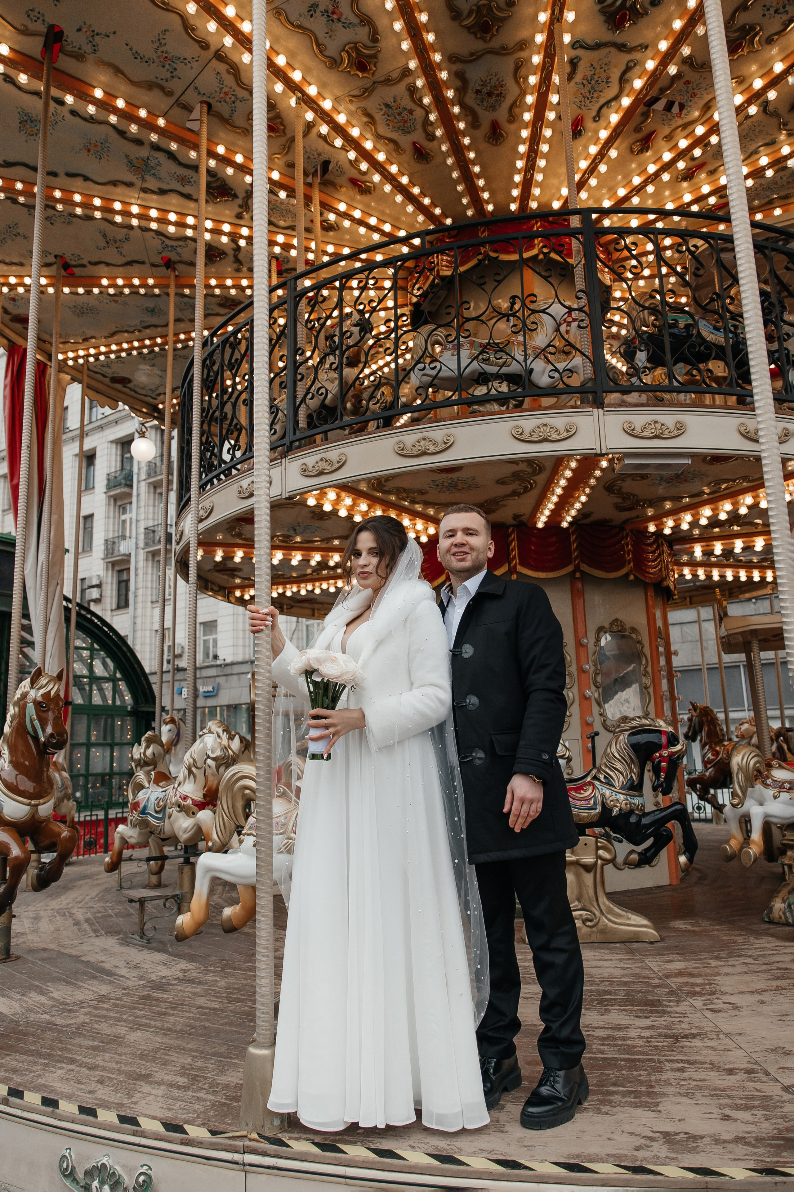 Свадебная фотосессия на Новогодней карусели на ярмарке в Москве