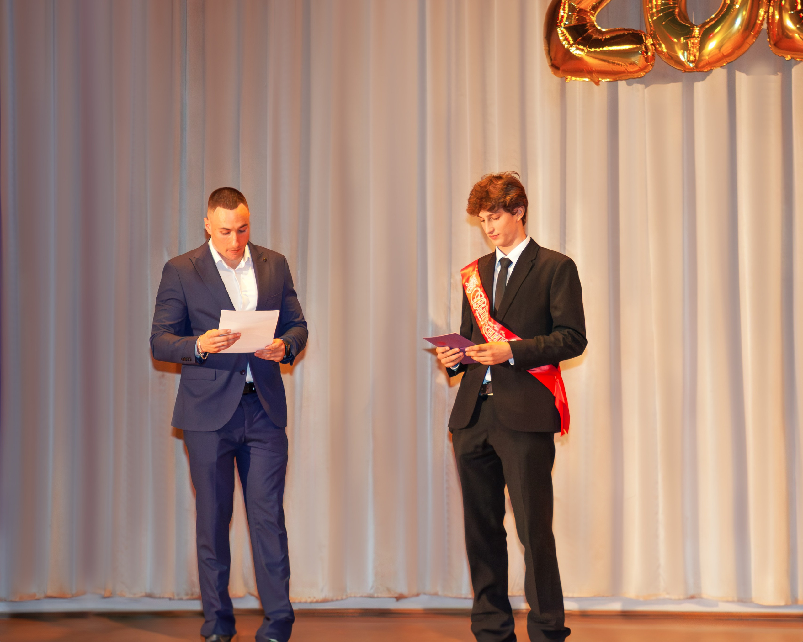 498 школа вручение дипломов, 2024. Выпускные альбомы и школьный фотограф в Подольске, Троицке, Щербинке, Москве и Московской области