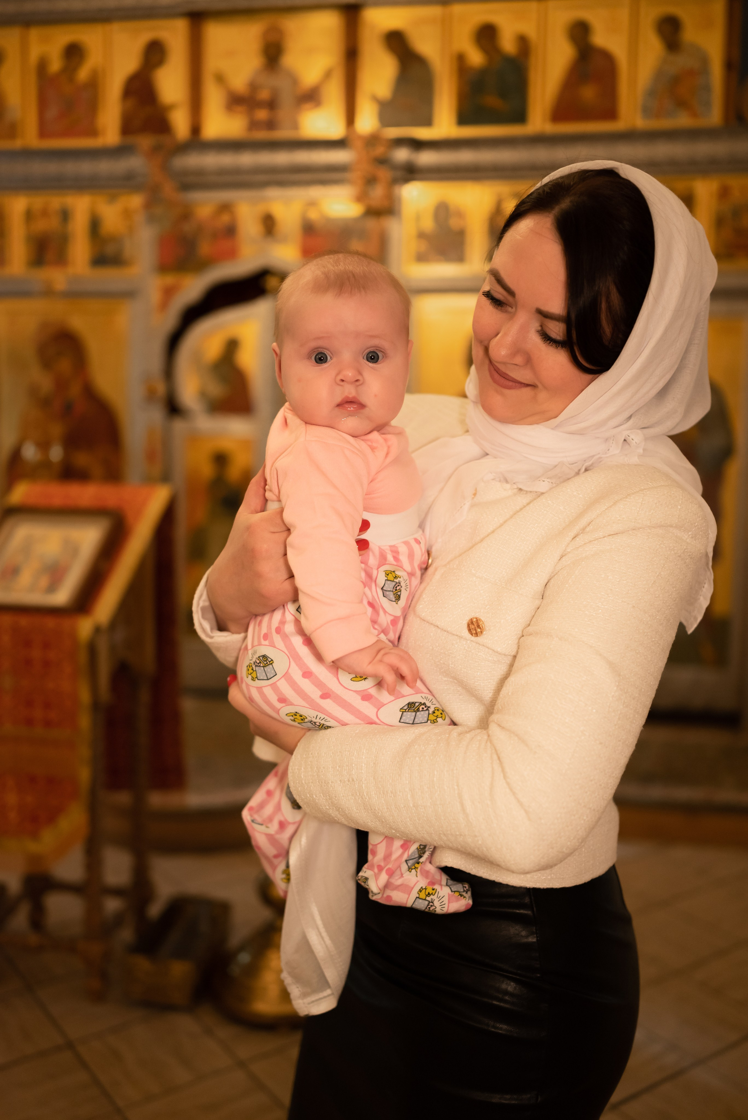 Крещение в храме Серафима Саровского  в Раеве г. Москва. Фотограф Ксения Огородова портфолио