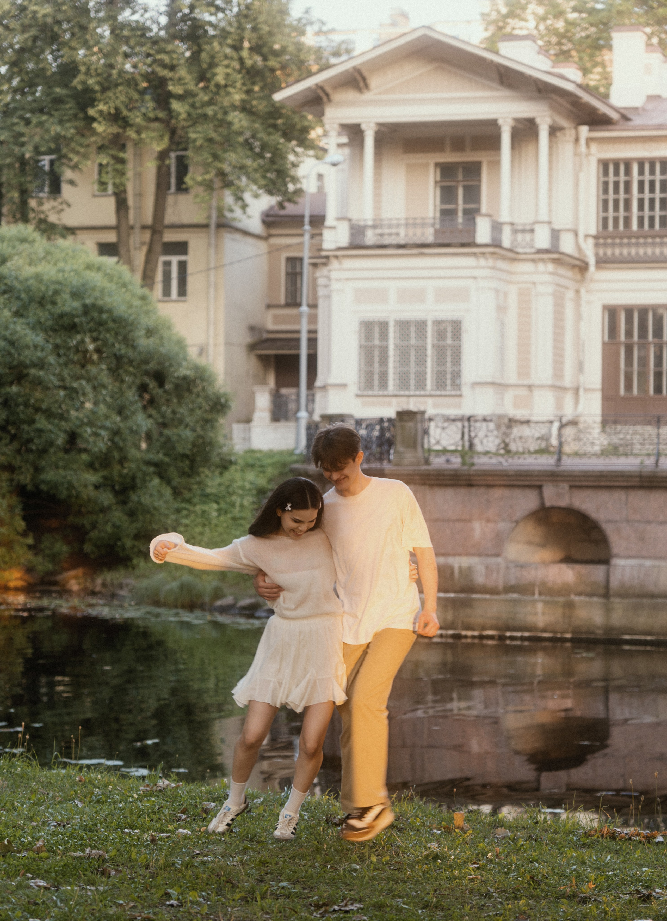 Фотосессия лавстори в Санкт-Петербурге. Лопухинский сад.