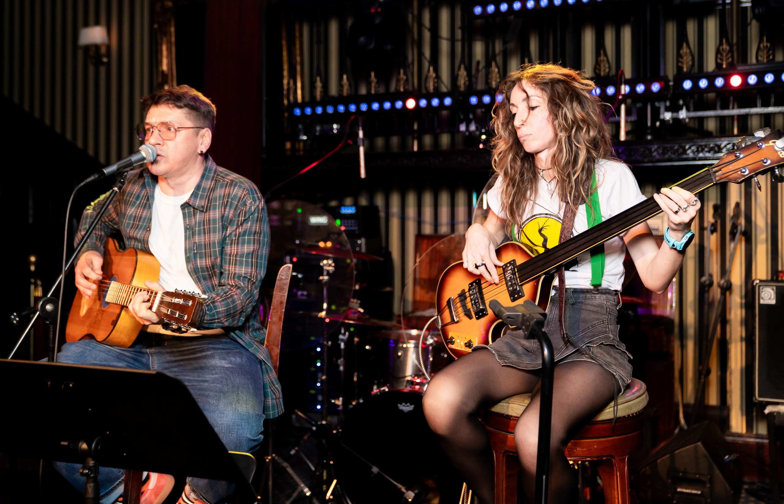 Вася Васин и бас-гитаристка Екатерина ladies  на совместном выступлении в Douglas Bar. Концерт live, фото Евгения Мальцева.